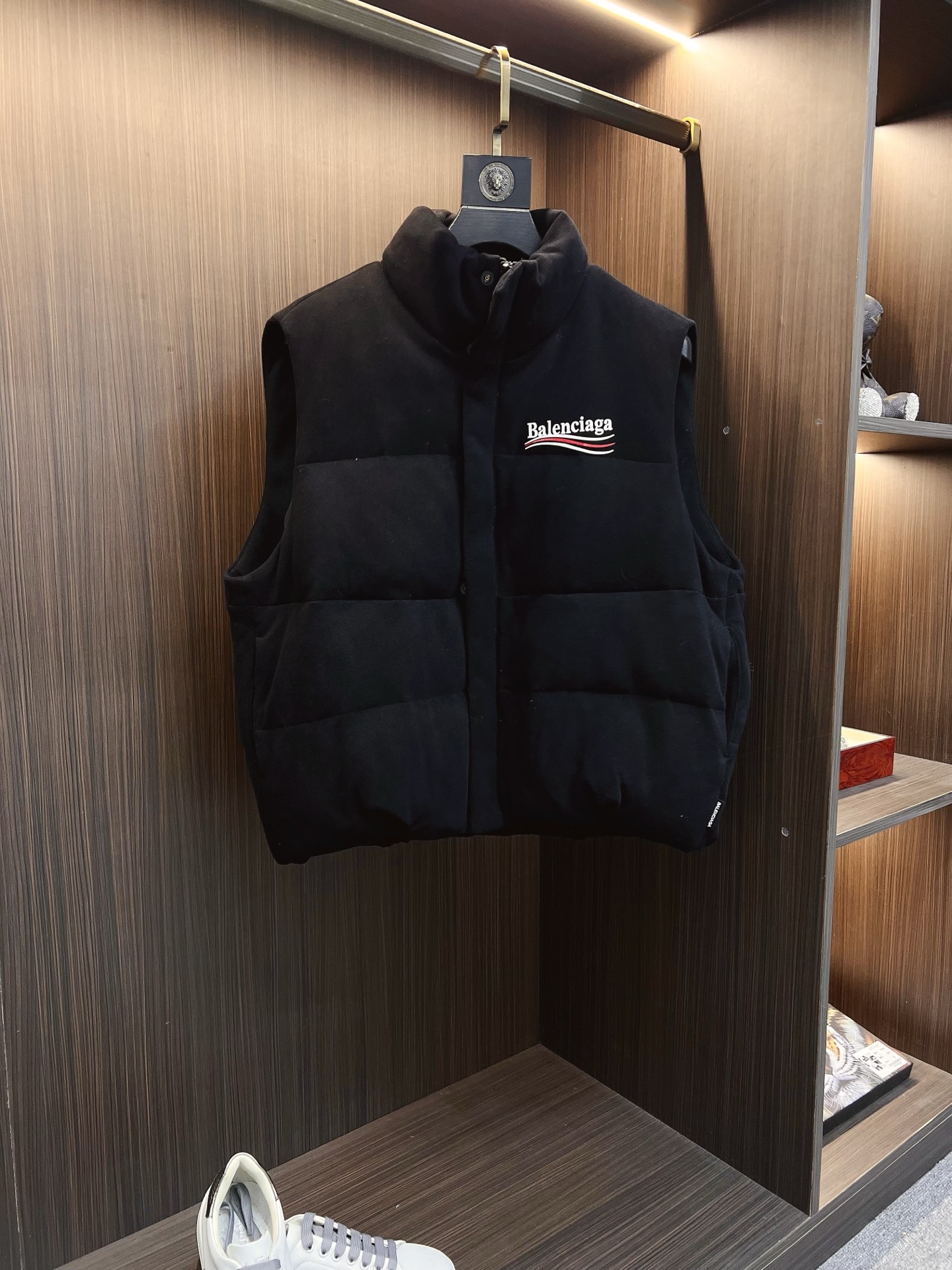 NO:647908,Actual shot of Balenciaga's new winter high-stand collar down vest. The oversized silhouette is very secure. It is gender-neutral. It is filled with 90% white goose down, which is warm and lightweight. It is the same style for men and women. It is very tolerant and super super invincible. I like it M-XL, balenciaga, down jacket, alexander wang19860909现货实拍巴黎世家 新款冬季高立领羽绒马甲 设计超大的廓形很有安全感 不挑性别 90白鹅绒填充,保暖轻盈不压身 男女同款 包容性很强,超级超级无敌喜欢的一款M-XL,,balenciaga,down jacket,alexander wang,Men's clothing