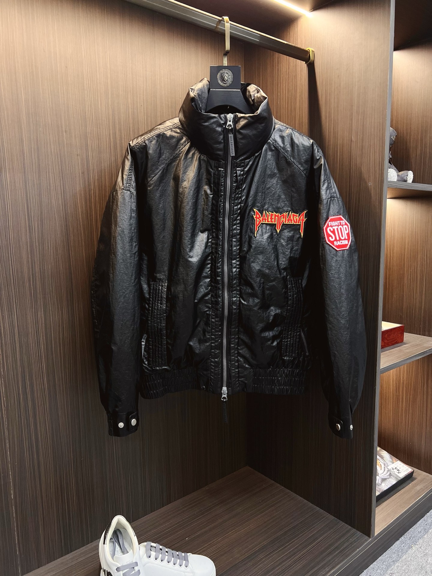 NO:647914,Balenci Paris down jacket 2025 winter latest model, available at counters simultaneously, original order, popular fashionable casual hooded down jacket, imported original fabric, unique design, original hardware decoration, simple and fashionable, handsome upper body, complete three labels, size M-3XL, balenciaga, down jacket, hats, alexander wang19860909Balenci 巴黎羽绒服 2025冬季最新款,专柜同步有售,原单狠货,爆款时尚休闲连帽羽绒服,进口原版面料,独特设计,原版五金辅料装饰,简约时尚 ,上身帅气,三标齐全,码数M-3XL,,balenciaga,down jacket,hats,alexander wang,Men's clothing