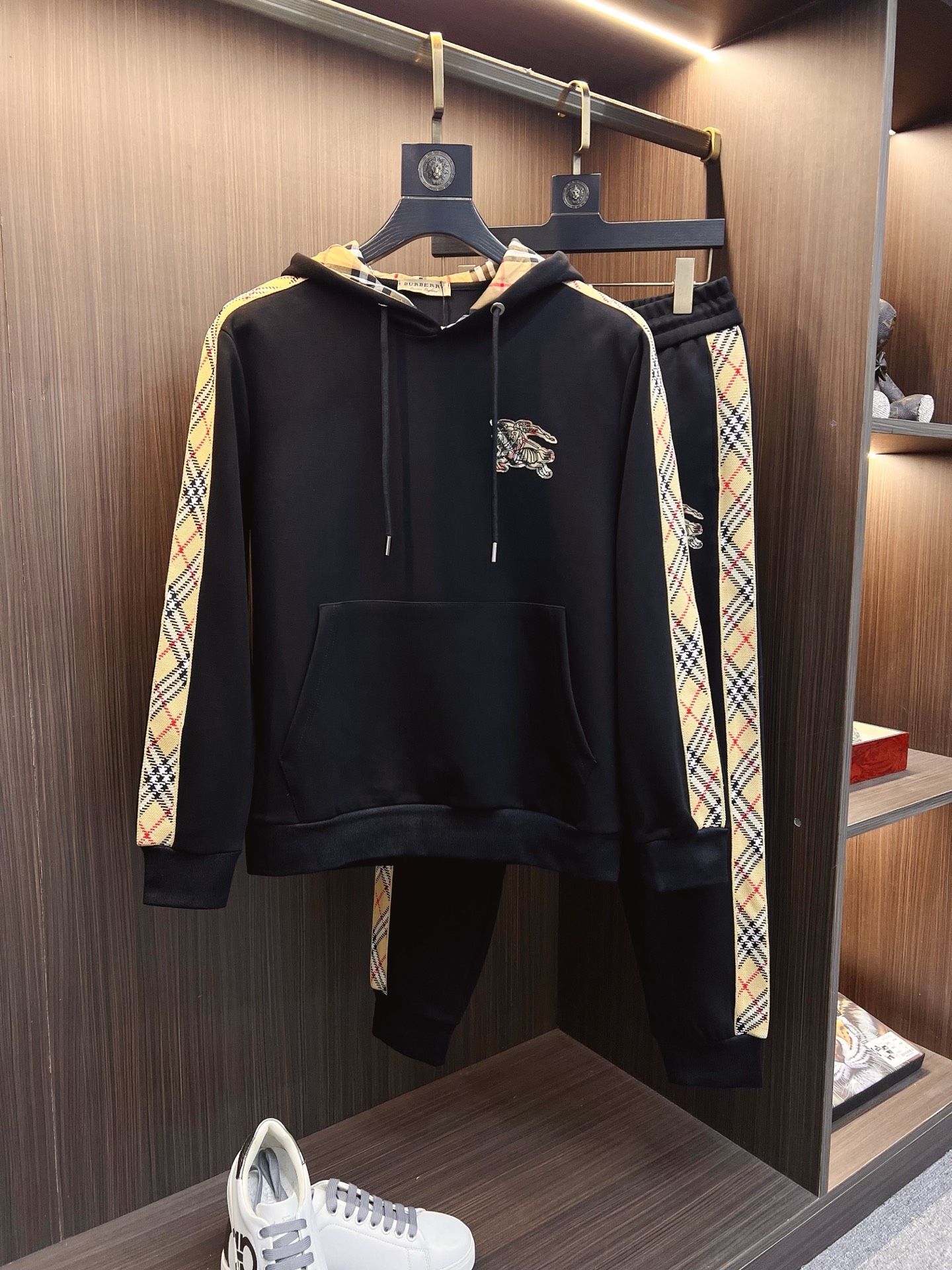 NO:625733,Burberry 2025 autumn and winter new counter casual suit, breathable, comfortable and casual!  Full of high-end feel!  The details are exquisite and high-end, and the workmanship is impeccable!  The original high-end fabric is very high-end!  The fabric is crisp, anti-wrinkle and wear-resistant, warm, neat and stylish. Everyone must buy a set this autumn and winter. They must look cool and cool when wearing it. We especially recommend sizes M-3XL,,burberry,burberry,alexander wang19860909Burberry 巴宝莉 2025秋冬新款专柜同款休闲套装,透气舒适休闲！高级感满满！细节精致高档,做工无可挑剔！原版高端面料很显高级！面料挺括抗皱耐磨,保暖利落有型 这个秋冬每人必须入手一套 穿上必须是醉帅气的 咋们家特别推荐码数M-3XL,,burberry,burberry,alexander wang,Men's clothing