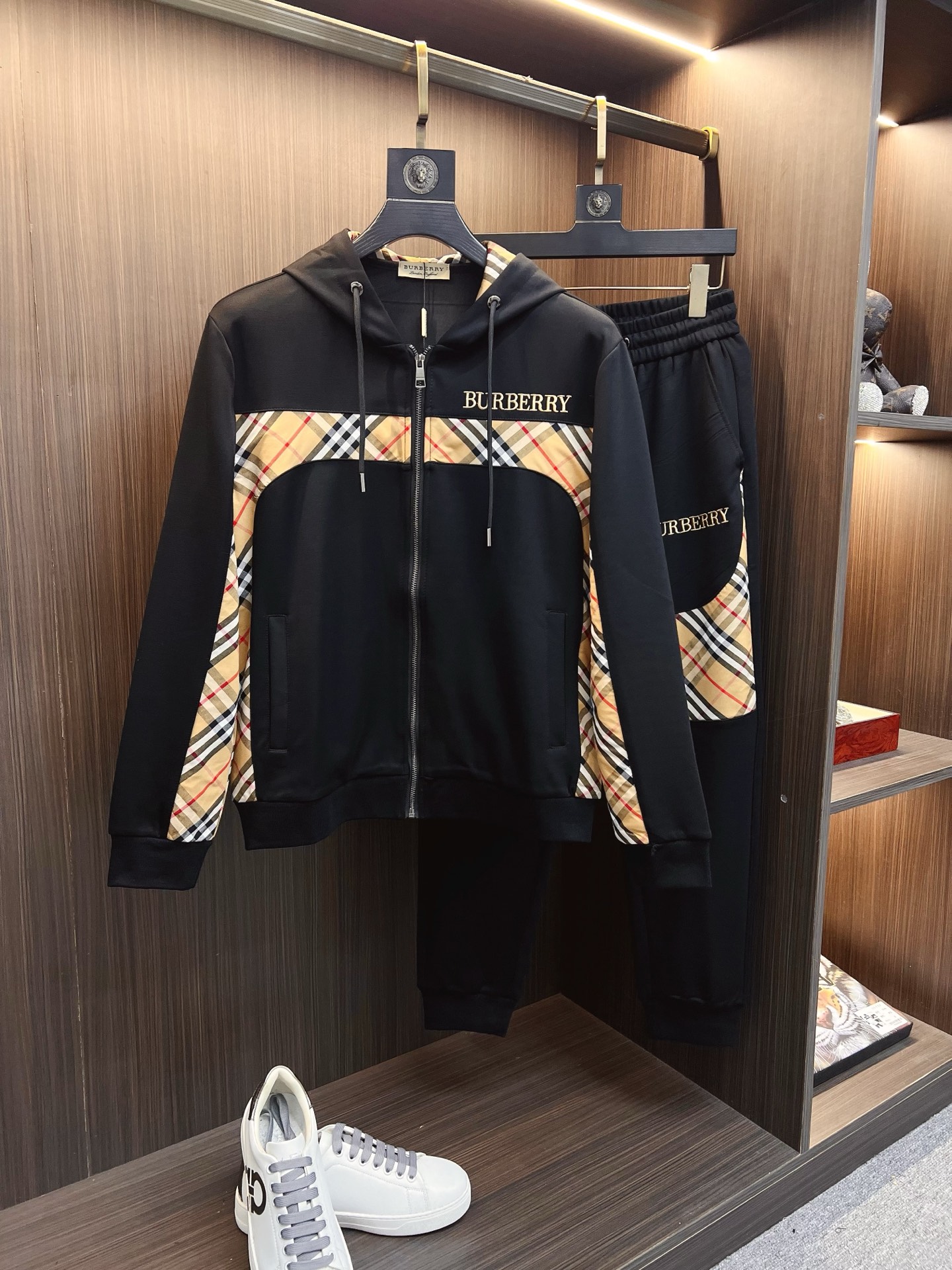 NO:625707,Burberry 2025 autumn and winter new counter casual suit, breathable, comfortable and casual!  Full of high-end feel!  The details are exquisite and high-end, and the workmanship is impeccable!  The original high-end fabric is very high-end!  The fabric is crisp, anti-wrinkle and wear-resistant, warm, neat and stylish. Everyone must buy a set this autumn and winter. They must look cool and cool when wearing it. We especially recommend sizes M-3XL,,burberry,burberry,alexander wang19860909Burberry 巴宝莉 2025秋冬新款专柜同款休闲套装,透气舒适休闲！高级感满满！细节精致高档,做工无可挑剔！原版高端面料很显高级！面料挺括抗皱耐磨,保暖利落有型 这个秋冬每人必须入手一套 穿上必须是醉帅气的 咋们家特别推荐码数M-3XL,,burberry,burberry,alexander wang,Men's clothing