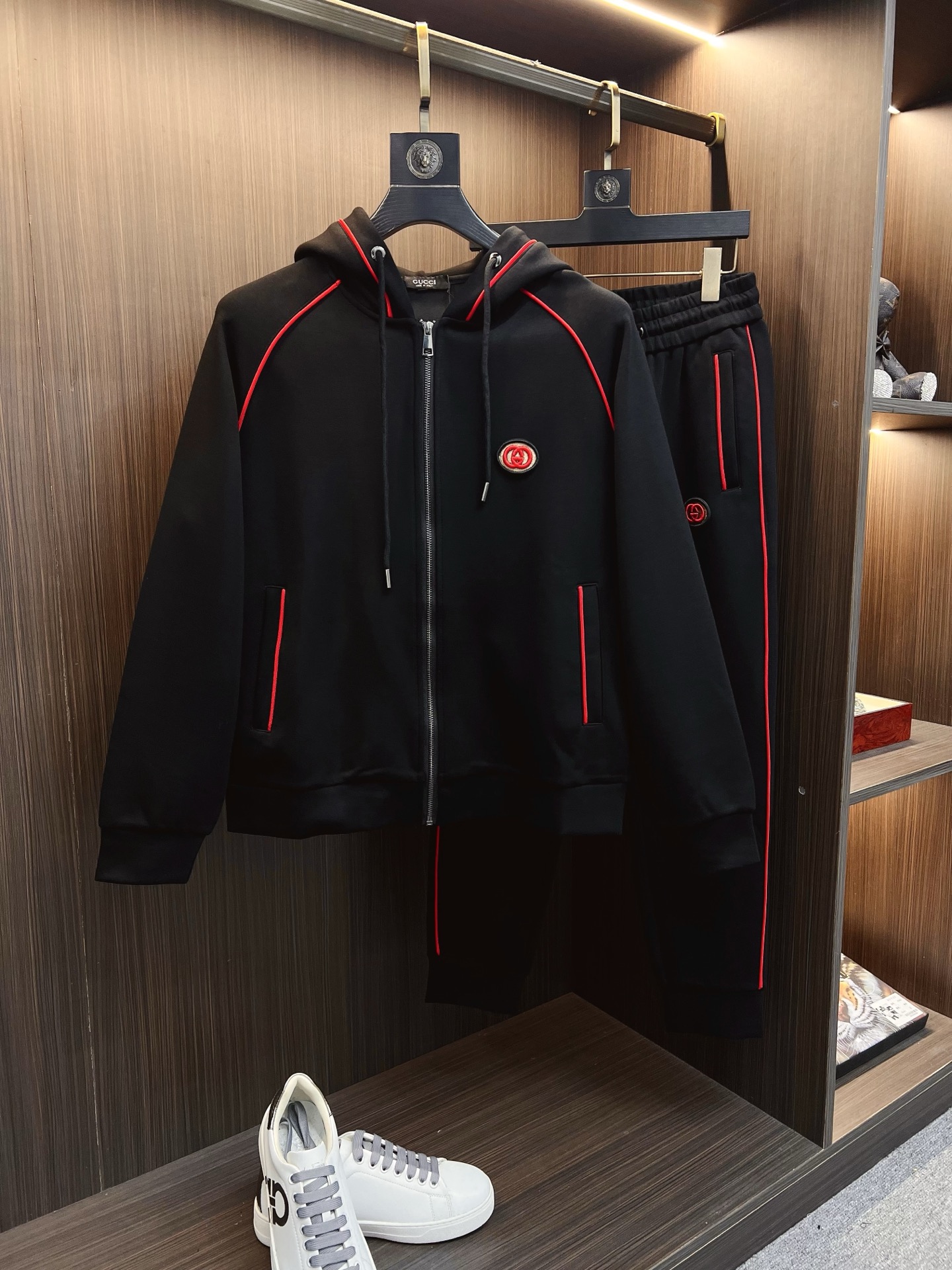 NO:625715,GUCCI 2025 autumn and winter new counter casual suit, breathable, comfortable and casual!  Full of high-end feel!  The details are exquisite and high-end, and the workmanship is impeccable!  The original high-end fabric is very high-end!  The fabric is crisp, anti-wrinkle and wear-resistant, warm, neat and stylish. Everyone must buy a set this autumn and winter. They must look cool and cool when wearing it. We especially recommend sizes M-3XL, Gucci, Alexander Wang19860909GUCCI 古奇 2025秋冬新款专柜同款休闲套装,透气舒适休闲！高级感满满！细节精致高档,做工无可挑剔！原版高端面料很显高级！面料挺括抗皱耐磨,保暖利落有型 这个秋冬每人必须入手一套 穿上必须是醉帅气的 咋们家特别推荐码数M-3XL,,gucci,alexander wang,Men's clothing