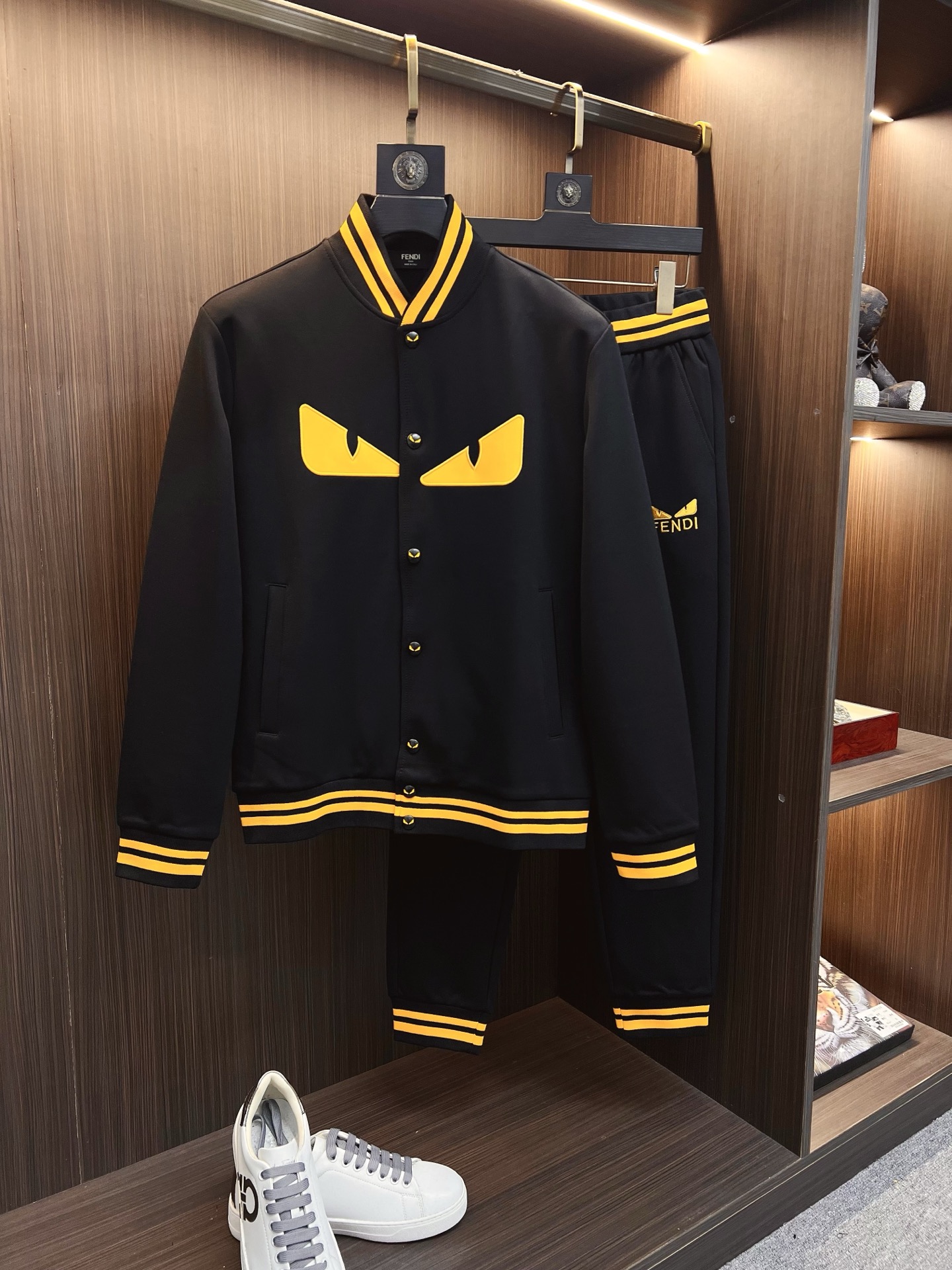 NO:625723,FENDI Fendi 2025 autumn and winter new counter style casual suit, breathable, comfortable and casual!  Full of high-end feel!  The details are exquisite and high-end, and the workmanship is impeccable!  The original high-end fabric is very high-end!  The fabric is crisp, anti-wrinkle and wear-resistant, warm, neat and stylish. Everyone must buy a set this autumn and winter. They must look cool and cool when wearing it. We especially recommend the sizes M-3XL,,fendi,fendi,alexander wang19860909FENDI 芬迪 2025秋冬新款专柜同款休闲套装,透气舒适休闲！高级感满满！细节精致高档,做工无可挑剔！原版高端面料很显高级！面料挺括抗皱耐磨,保暖利落有型 这个秋冬每人必须入手一套 穿上必须是醉帅气的 咋们家特别推荐码数M-3XL,,fendi,fendi,alexander wang,Men's clothing