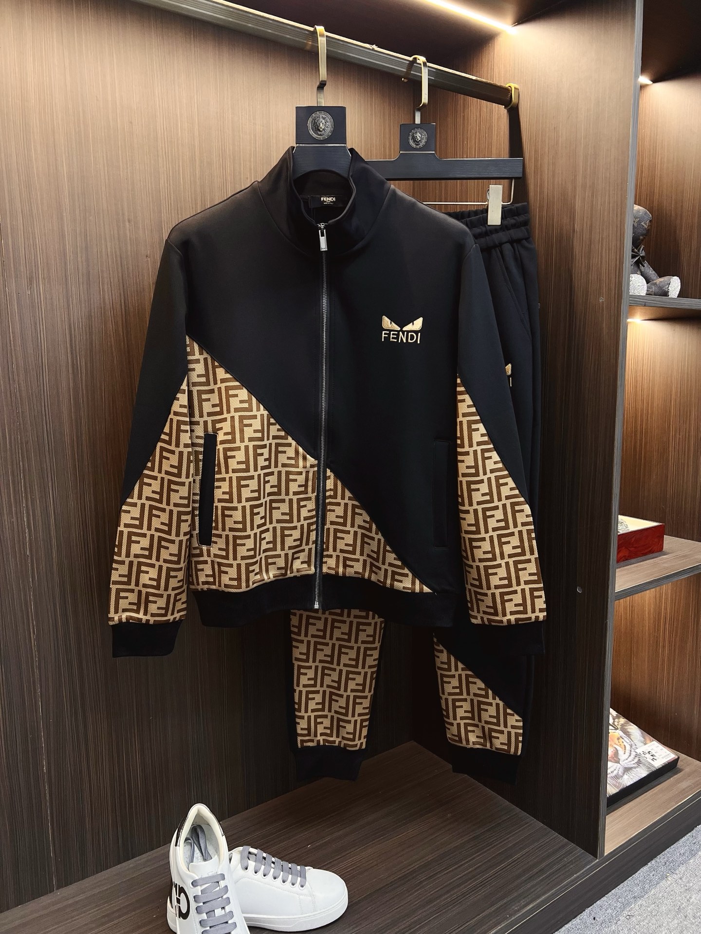 NO:625745,FENDI Fendi 2025 autumn and winter new counter style casual suit, breathable, comfortable and casual!  Full of high-end feel!  The details are exquisite and high-end, and the workmanship is impeccable!  The original high-end fabric is very high-end!  The fabric is crisp, anti-wrinkle and wear-resistant, warm, neat and stylish. Everyone must buy a set this autumn and winter. They must look cool and cool when wearing it. We specially recommend the size M-3XL,, fendi, fendi, alexander wang19860909FENDI 芬迪 2025秋冬新款专柜同款休闲套装,透气舒适休闲！高级感满满！细节精致高档,做工无可挑剔！原版高端面料很显高级！面料挺括抗皱耐磨,保暖利落有型 这个秋冬每人必须入手一套 穿上必须是醉帅气的 咋们家特别推荐码数M-3XL,,fendi,fendi,alexander wang,Men's clothing