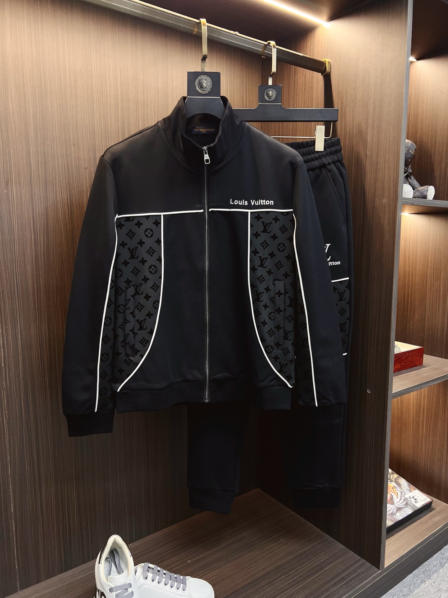 NO:625731,LV 2025 autumn and winter new counter casual suits of the same style, breathable, comfortable and casual!  Full of high-end feel!  The details are exquisite and high-end, and the workmanship is impeccable!  The original high-end fabric is very high-end!  The fabric is crisp, anti-wrinkle and wear-resistant, warm and stylish. Everyone must buy a set this autumn and winter. They must look cool and cool when wearing it. We especially recommend sizes M-3XL, louis vuitton, and alexander wang.19860909LV 2025秋冬新款专柜同款休闲套装,透气舒适休闲！高级感满满！细节精致高档,做工无可挑剔！原版高端面料很显高级！面料挺括抗皱耐磨,保暖利落有型 这个秋冬每人必须入手一套 穿上必须是醉帅气的 咋们家特别推荐码数M-3XL,,louis vuitton,alexander wang,Men's clothing