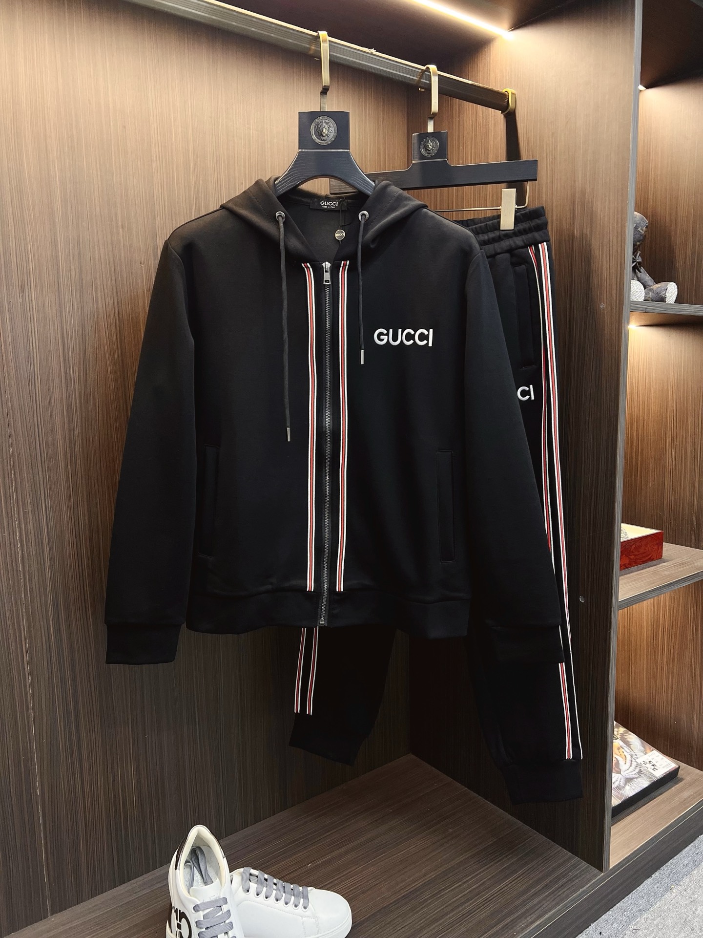 NO:625739,GUCCI 2025 autumn and winter new counter casual suit, breathable, comfortable and casual!  Full of high-end feel!  The details are exquisite and high-end, and the workmanship is impeccable!  The original high-end fabric is very high-end!  The fabric is crisp, anti-wrinkle and wear-resistant, warm, neat and stylish. Everyone must buy a set this autumn and winter. They must look cool and cool when wearing it. We especially recommend sizes M-3XL, Gucci, Alexander Wang19860909GUCCI 古奇 2025秋冬新款专柜同款休闲套装,透气舒适休闲！高级感满满！细节精致高档,做工无可挑剔！原版高端面料很显高级！面料挺括抗皱耐磨,保暖利落有型 这个秋冬每人必须入手一套 穿上必须是醉帅气的 咋们家特别推荐码数M-3XL,,gucci,alexander wang,Men's clothing