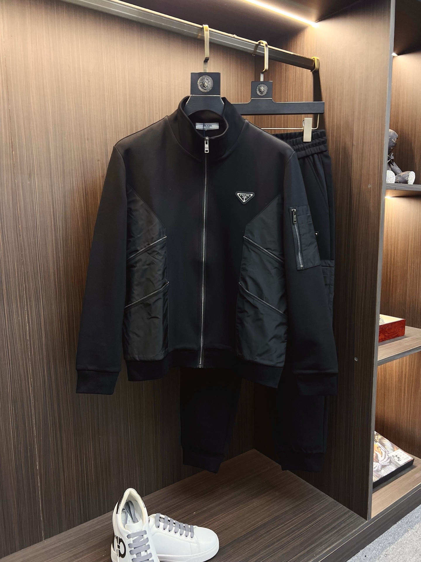 NO:625752,PRADA 2025 autumn and winter new counter casual suit, breathable, comfortable and casual!  Full of high-end feel!  The details are exquisite and high-end, and the workmanship is impeccable!  The original high-end fabric is very high-end!  The fabric is crisp, anti-wrinkle and wear-resistant, warm, neat and stylish. Everyone must buy a set this autumn and winter. They must look cool and cool when wearing it. We especially recommend sizes M-3XL,, prada, prada, alexander wang19860909PRADA 普拉达 2025秋冬新款专柜同款休闲套装,透气舒适休闲！高级感满满！细节精致高档,做工无可挑剔！原版高端面料很显高级！面料挺括抗皱耐磨,保暖利落有型 这个秋冬每人必须入手一套 穿上必须是醉帅气的 咋们家特别推荐码数M-3XL,,prada,prada,alexander wang,Men's clothing