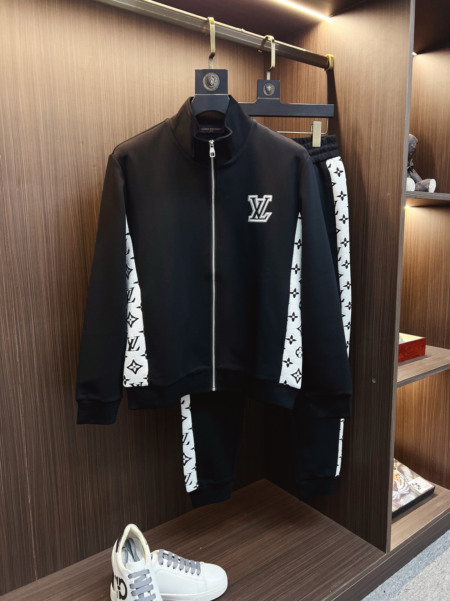 NO:625759,LV 2025 autumn and winter new counter casual suits of the same style, breathable, comfortable and casual!  Full of high-end feel!  The details are exquisite and high-end, and the workmanship is impeccable!  The original high-end fabric is very high-end!  The fabric is crisp, anti-wrinkle and wear-resistant, warm and stylish. Everyone must buy a set this autumn and winter. They must look cool and cool when wearing it. We especially recommend sizes M-3XL, louis vuitton, and alexander wang.19860909LV 2025秋冬新款专柜同款休闲套装,透气舒适休闲！高级感满满！细节精致高档,做工无可挑剔！原版高端面料很显高级！面料挺括抗皱耐磨,保暖利落有型 这个秋冬每人必须入手一套 穿上必须是醉帅气的 咋们家特别推荐码数M-3XL,,louis vuitton,alexander wang,Men's clothing