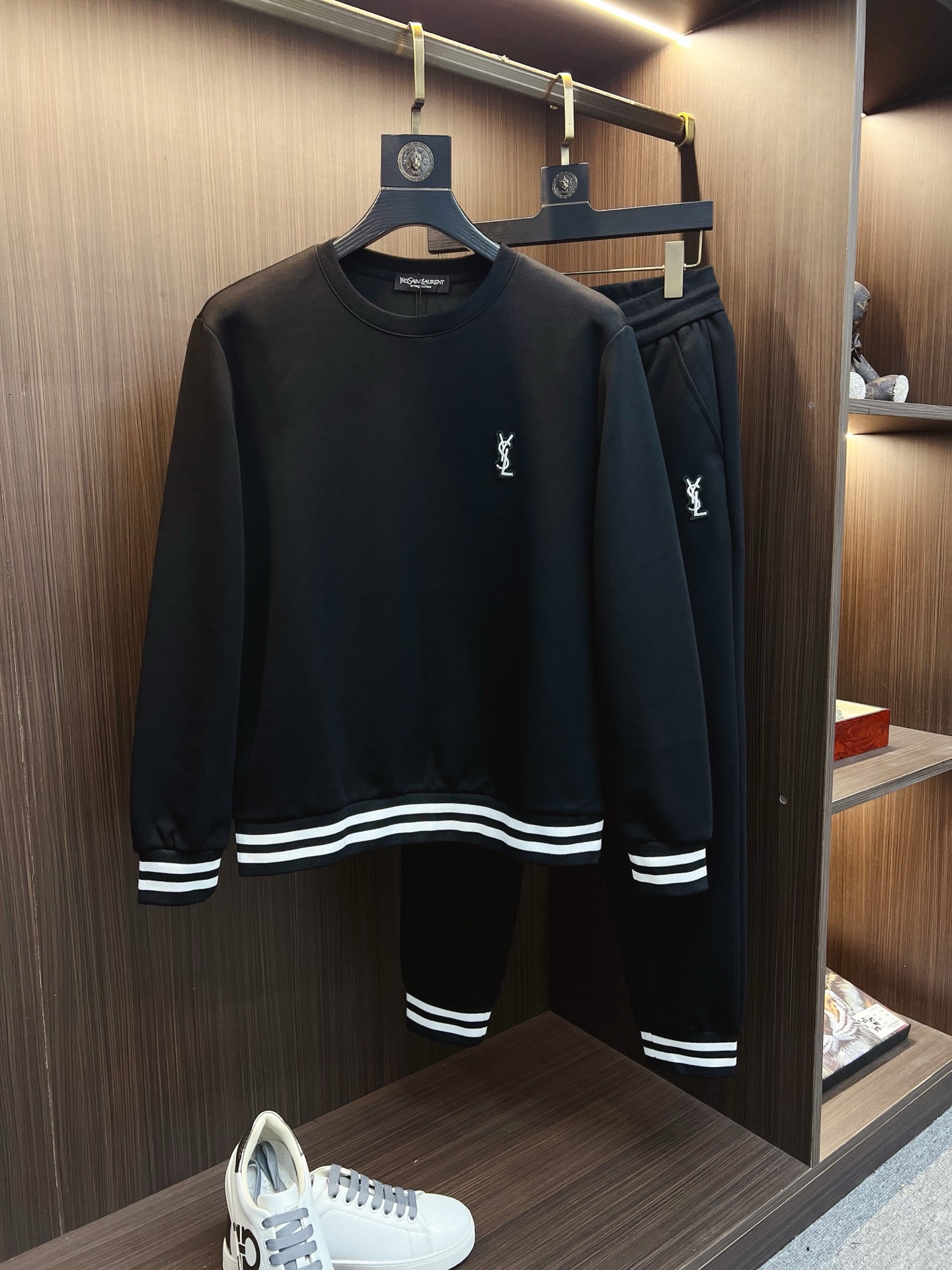 NO:625741,Saint Laurent 2025 autumn and winter new counter casual suit, breathable, comfortable and casual!  Full of high-end feel!  The details are exquisite and high-end, and the workmanship is impeccable!  The original high-end fabric is very high-end!  The fabric is crisp, anti-wrinkle and wear-resistant, warm and stylish. Everyone must buy a set this autumn and winter. They must look cool and cool when wearing it. We especially recommend the sizes M-3XL, saint laurent, and alexander wang.19860909圣罗兰 2025秋冬新款专柜同款休闲套装,透气舒适休闲！高级感满满！细节精致高档,做工无可挑剔！原版高端面料很显高级！面料挺括抗皱耐磨,保暖利落有型 这个秋冬每人必须入手一套 穿上必须是醉帅气的 咋们家特别推荐码数M-3XL,,saint laurent,alexander wang,Men's clothing