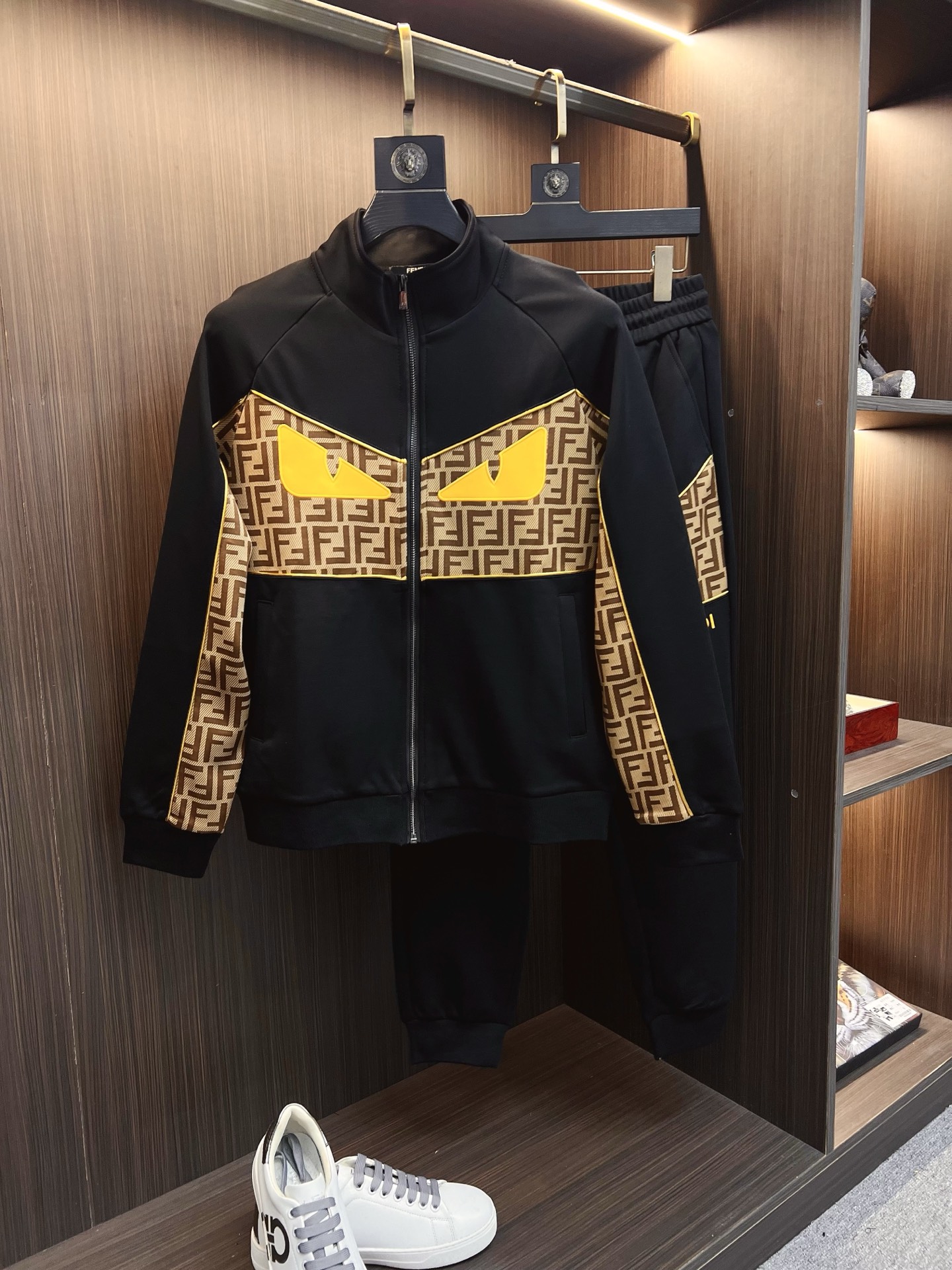 NO:625766,FENDI Fendi 2025 autumn and winter new counter style casual suit, breathable, comfortable and casual!  Full of high-end feel!  The details are exquisite and high-end, and the workmanship is impeccable!  The original high-end fabric is very high-end!  The fabric is crisp, anti-wrinkle and wear-resistant, warm, neat and stylish. Everyone must buy a set this autumn and winter. They must look cool and cool when wearing it. We specially recommend the size M-3XL,, fendi, fendi, alexander wang19860909FENDI 芬迪 2025秋冬新款专柜同款休闲套装,透气舒适休闲！高级感满满！细节精致高档,做工无可挑剔！原版高端面料很显高级！面料挺括抗皱耐磨,保暖利落有型 这个秋冬每人必须入手一套 穿上必须是醉帅气的 咋们家特别推荐码数M-3XL,,fendi,fendi,alexander wang,Men's clothing