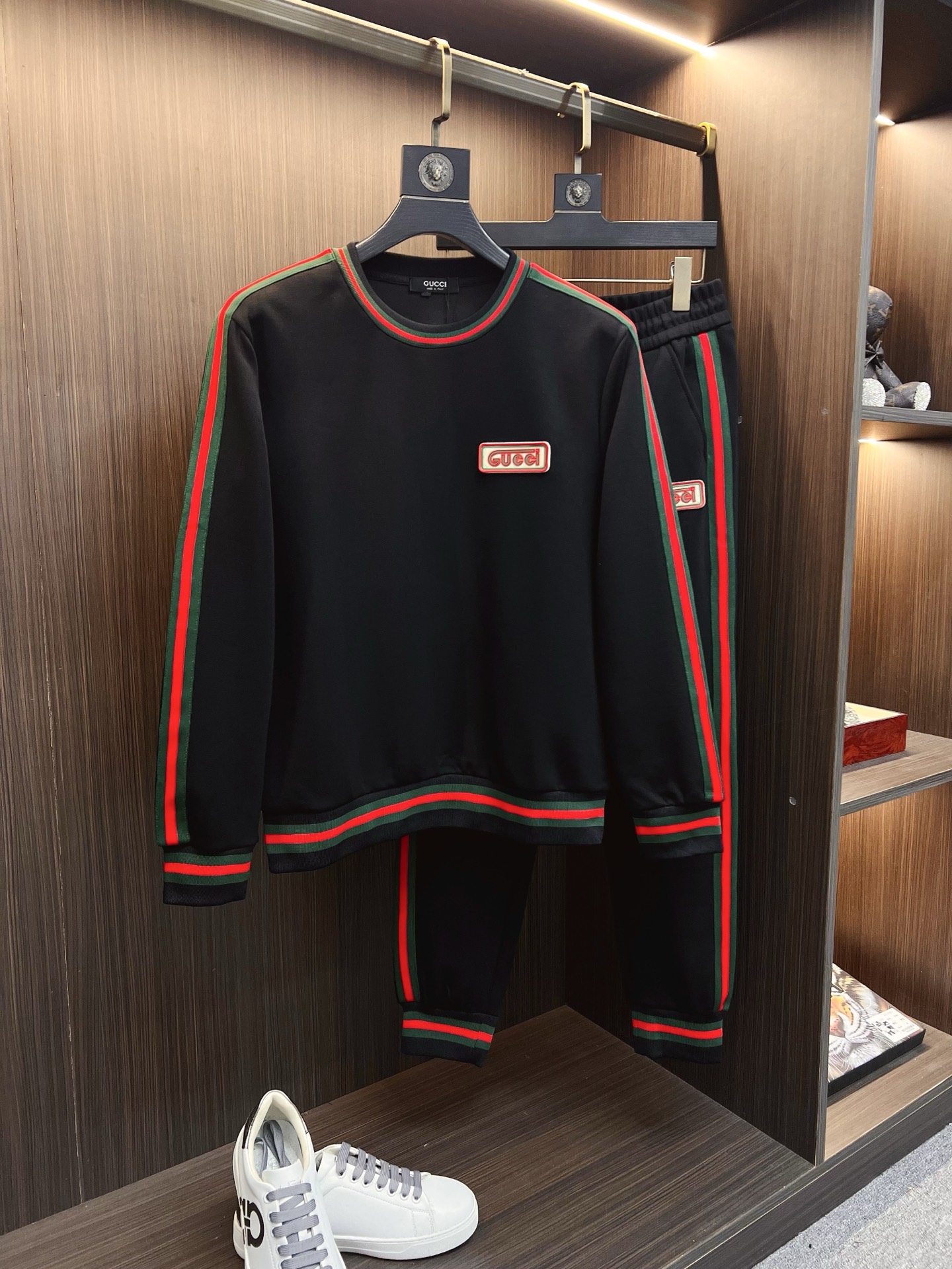 NO:625748,GUCCI 2025 autumn and winter new counter casual suit, breathable, comfortable and casual!  Full of high-end feel!  The details are exquisite and high-end, and the workmanship is impeccable!  The original high-end fabric is very high-end!  The fabric is crisp, anti-wrinkle and wear-resistant, warm, neat and stylish. Everyone must buy a set this autumn and winter. They must look cool and cool when wearing it. We especially recommend sizes M-3XL, Gucci, Alexander Wang19860909GUCCI 古奇 2025秋冬新款专柜同款休闲套装,透气舒适休闲！高级感满满！细节精致高档,做工无可挑剔！原版高端面料很显高级！面料挺括抗皱耐磨,保暖利落有型 这个秋冬每人必须入手一套 穿上必须是醉帅气的 咋们家特别推荐码数M-3XL,,gucci,alexander wang,Men's clothing