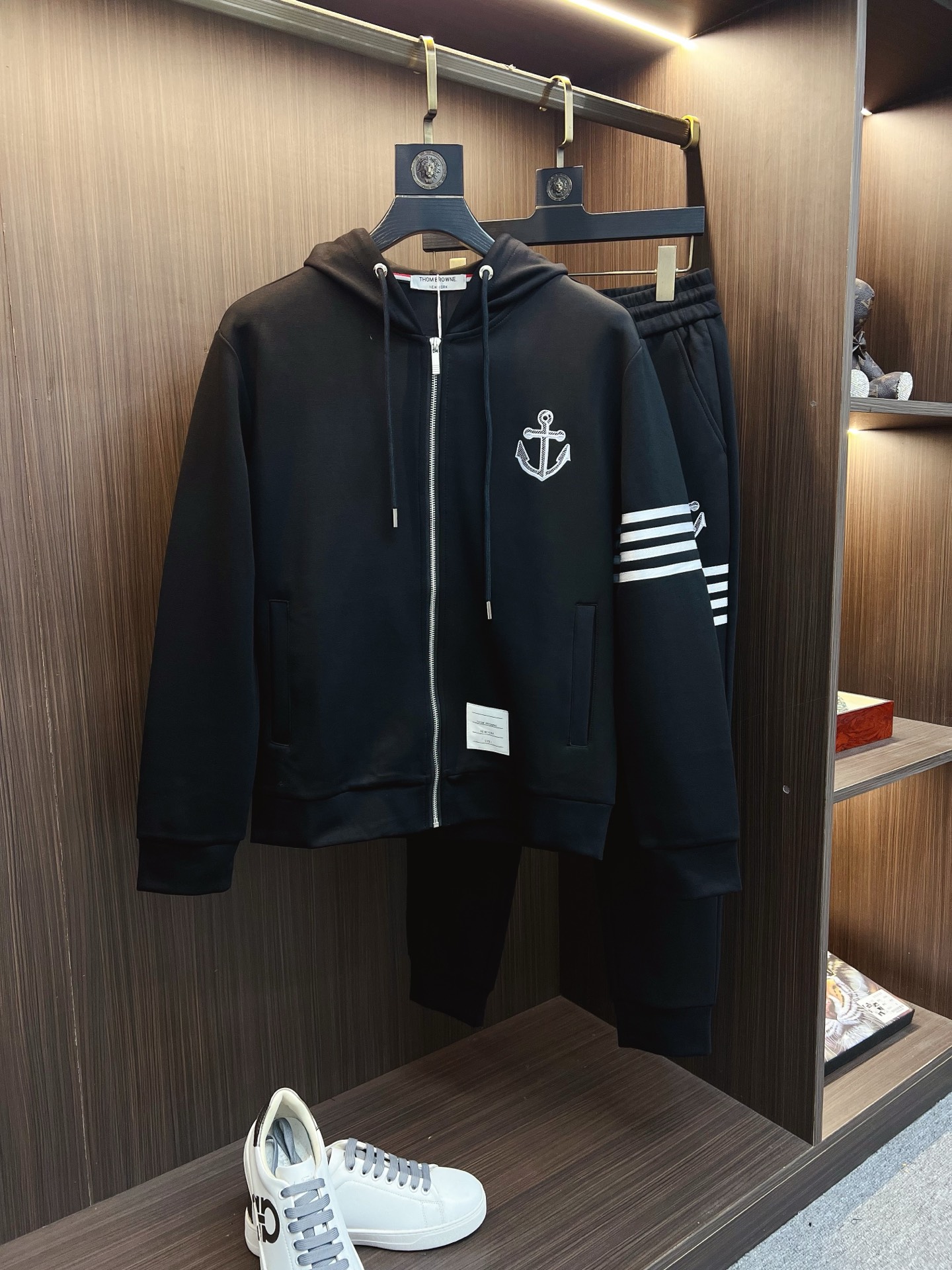 NO:625773,TB 2025 autumn and winter new counter casual suit, breathable, comfortable and casual!  Full of high-end feel!  The details are exquisite and high-end, and the workmanship is impeccable!  The original high-end fabric is very high-end!  The fabric is crisp, anti-wrinkle and wear-resistant, warm, neat and stylish. Everyone must buy a set this autumn and winter. They must look cool and cool when wearing it. We especially recommend the size M-3XL, alexander wang19860909TB 2025秋冬新款专柜同款休闲套装,透气舒适休闲！高级感满满！细节精致高档,做工无可挑剔！原版高端面料很显高级！面料挺括抗皱耐磨,保暖利落有型 这个秋冬每人必须入手一套 穿上必须是醉帅气的 咋们家特别推荐码数M-3XL,,alexander wang,Men's clothing