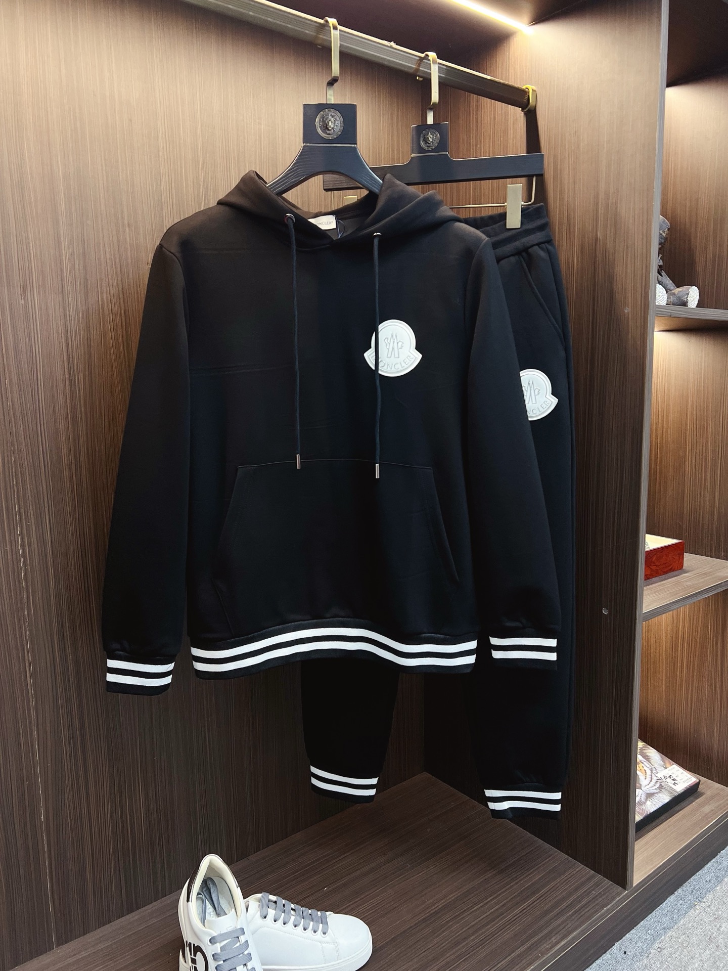 NO:625755,Mengkou 2025 autumn and winter new counter casual suit, breathable, comfortable and casual!  Full of high-end feel!  The details are exquisite and high-end, and the workmanship is impeccable!  The original high-end fabric is very high-end!  The fabric is crisp, anti-wrinkle and wear-resistant, warm and stylish. Everyone must buy a set this autumn and winter. They must look cool and cool when wearing it. We especially recommend the sizes M-3XL, Moncler, and alexander wang.19860909蒙口 2025秋冬新款专柜同款休闲套装,透气舒适休闲！高级感满满！细节精致高档,做工无可挑剔！原版高端面料很显高级！面料挺括抗皱耐磨,保暖利落有型 这个秋冬每人必须入手一套 穿上必须是醉帅气的 咋们家特别推荐码数M-3XL,,Moncler,alexander wang,Men's clothing