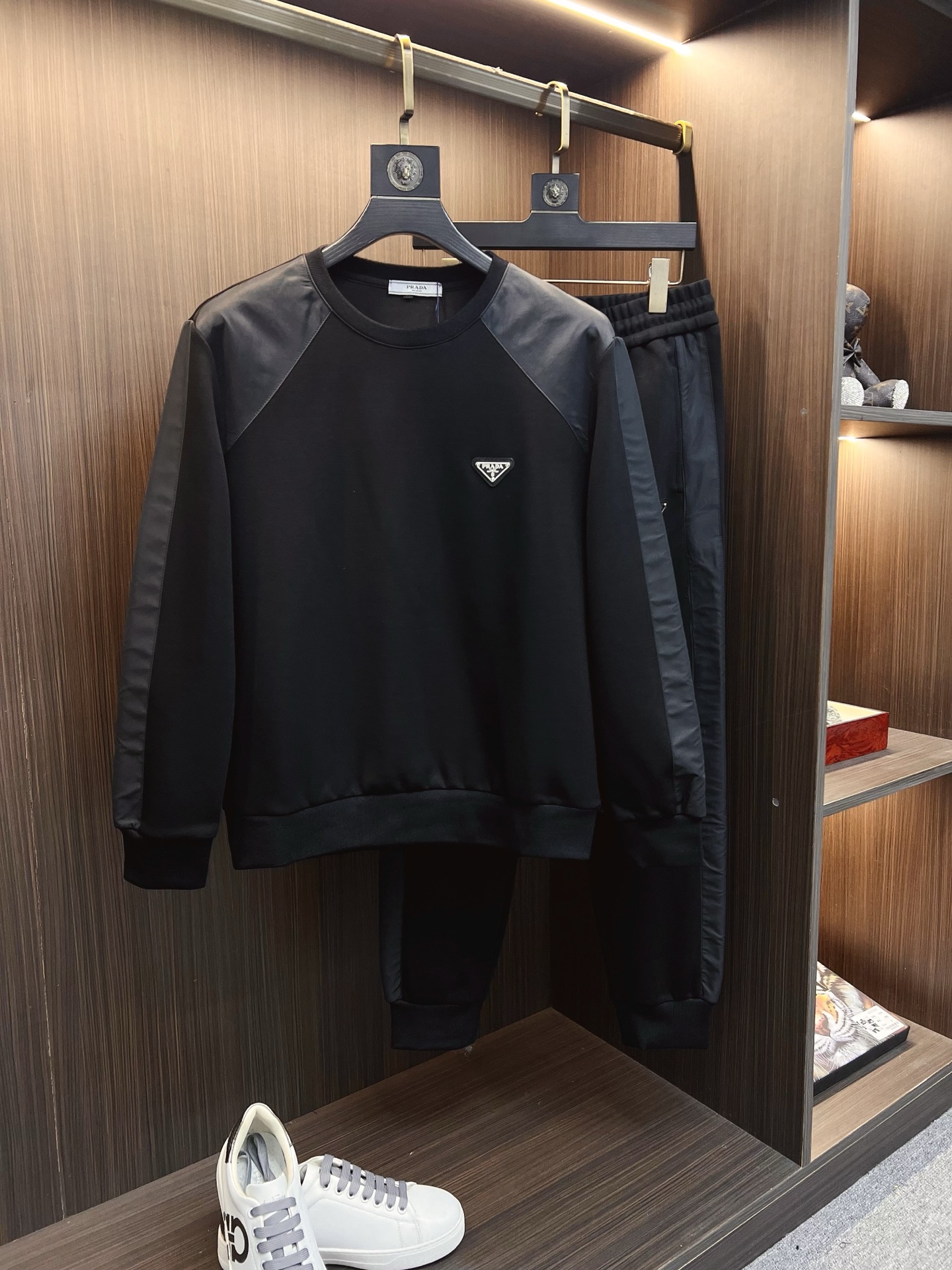 NO:625762,PRADA 2025 autumn and winter new counter casual suit, breathable, comfortable and casual!  Full of high-end feel!  The details are exquisite and high-end, and the workmanship is impeccable!  The original high-end fabric is very high-end!  The fabric is crisp, anti-wrinkle and wear-resistant, warm, neat and stylish. Everyone must buy a set this autumn and winter. They must look cool and cool when wearing it. We especially recommend sizes M-3XL,, prada, prada, alexander wang19860909PRADA 普拉达 2025秋冬新款专柜同款休闲套装,透气舒适休闲！高级感满满！细节精致高档,做工无可挑剔！原版高端面料很显高级！面料挺括抗皱耐磨,保暖利落有型 这个秋冬每人必须入手一套 穿上必须是醉帅气的 咋们家特别推荐码数M-3XL,,prada,prada,alexander wang,Men's clothing