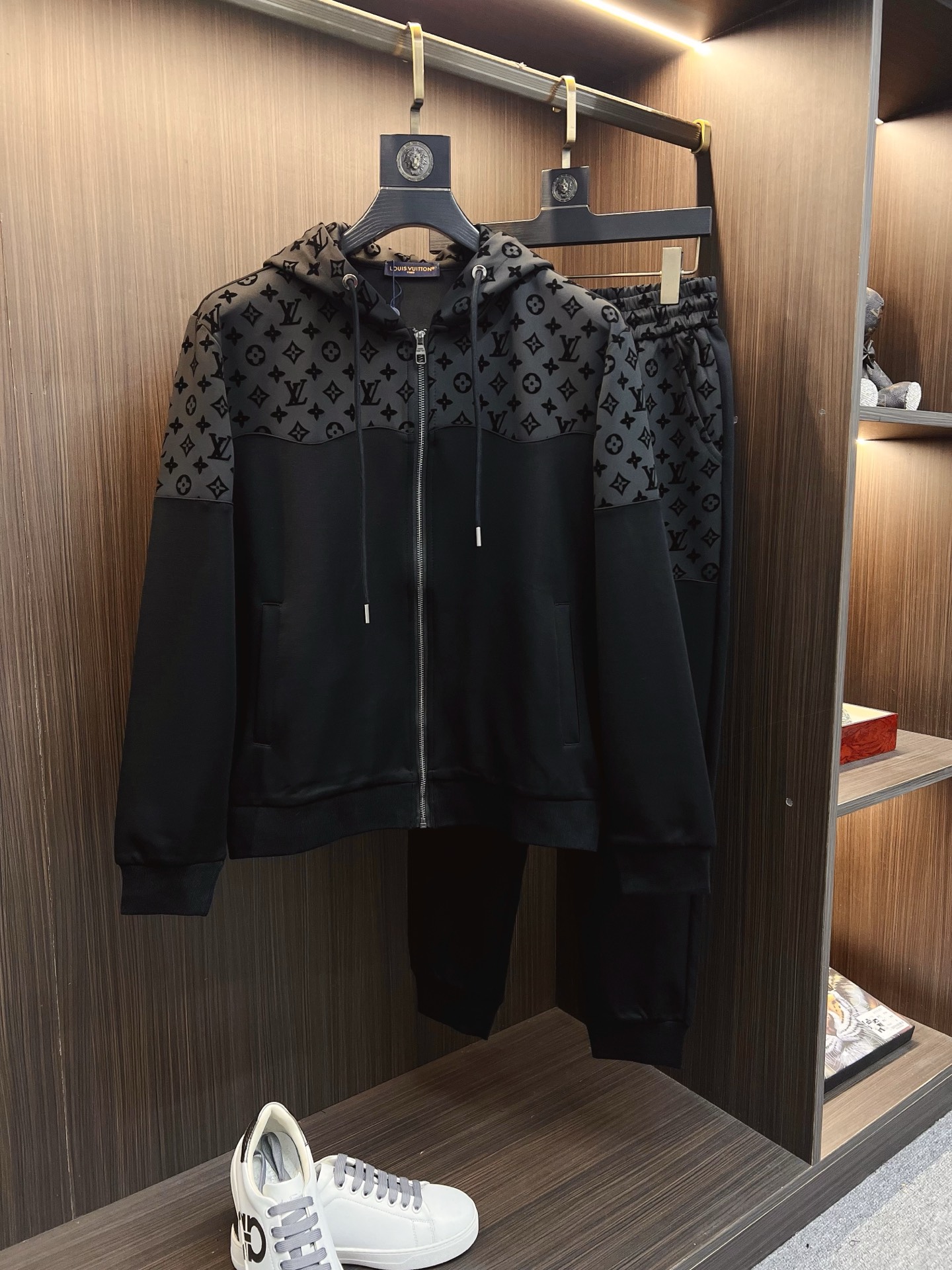 NO:625806,LV 2025 autumn and winter new counter casual suits of the same style, breathable, comfortable and casual!  Full of high-end feel!  The details are exquisite and high-end, and the workmanship is impeccable!  The original high-end fabric is very high-end!  The fabric is crisp, anti-wrinkle and wear-resistant, warm and stylish. Everyone must buy a set this autumn and winter. They must look cool and cool when wearing it. We especially recommend sizes M-3XL, louis vuitton, and alexander wang.19860909LV 2025秋冬新款专柜同款休闲套装,透气舒适休闲！高级感满满！细节精致高档,做工无可挑剔！原版高端面料很显高级！面料挺括抗皱耐磨,保暖利落有型 这个秋冬每人必须入手一套 穿上必须是醉帅气的 咋们家特别推荐码数M-3XL,,louis vuitton,alexander wang,Men's clothing