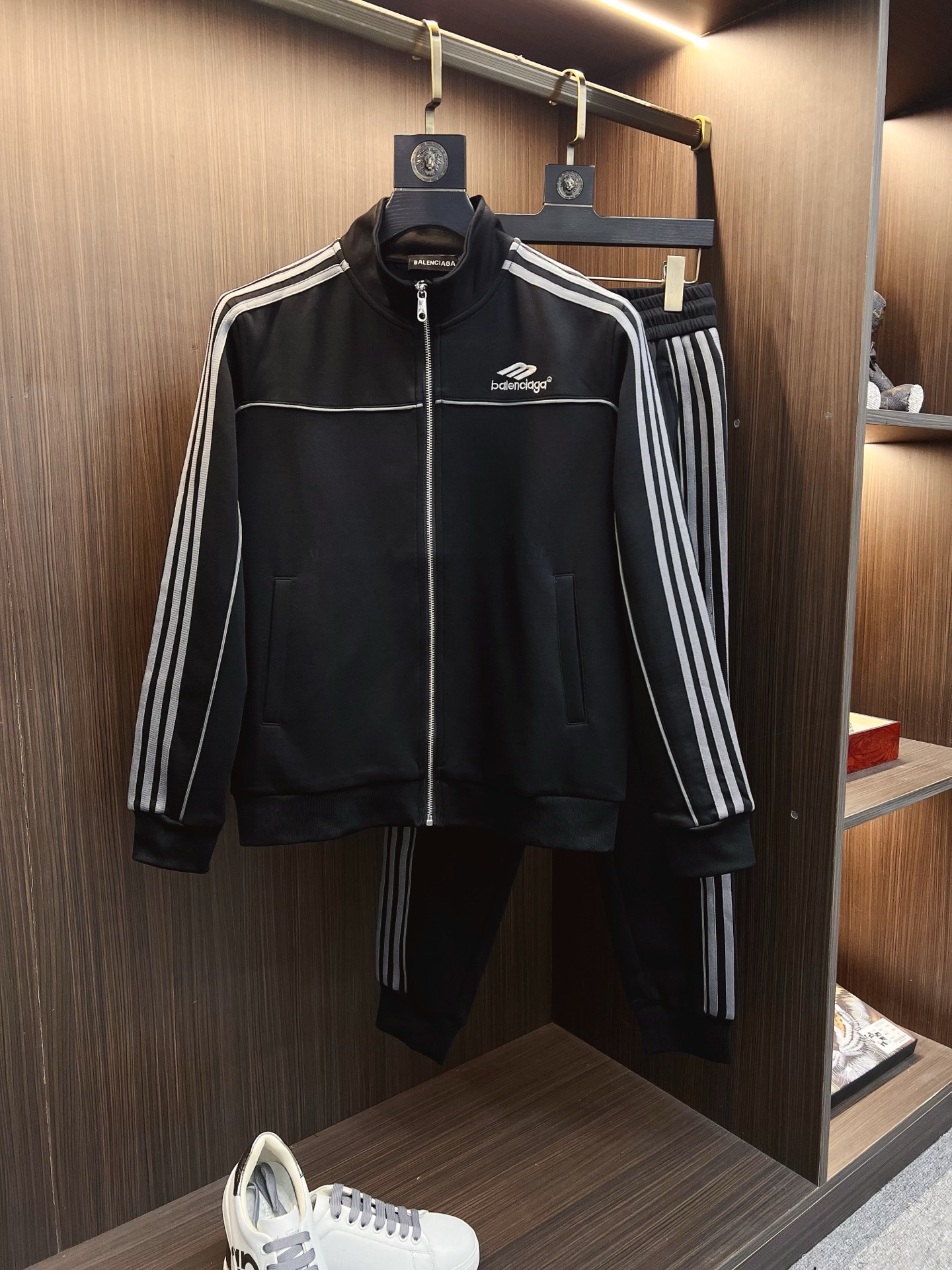 NO:625813,Balenciaga 2025 autumn and winter new counter casual suit of the same style, breathable, comfortable and casual!  Full of high-end feel!  The details are exquisite and high-end, and the workmanship is impeccable!  The original high-end fabric is very high-end!  The fabric is crisp, anti-wrinkle and wear-resistant, warm, neat and stylish. Everyone must buy a set this autumn and winter. They must look cool and cool when wearing it. We especially recommend sizes M-3XL, balenciaga, and alexander wang.19860909巴黎世家 2025秋冬新款专柜同款休闲套装,透气舒适休闲！高级感满满！细节精致高档,做工无可挑剔！原版高端面料很显高级！面料挺括抗皱耐磨,保暖利落有型 这个秋冬每人必须入手一套 穿上必须是醉帅气的 咋们家特别推荐码数M-3XL,,balenciaga,alexander wang,Men's clothing