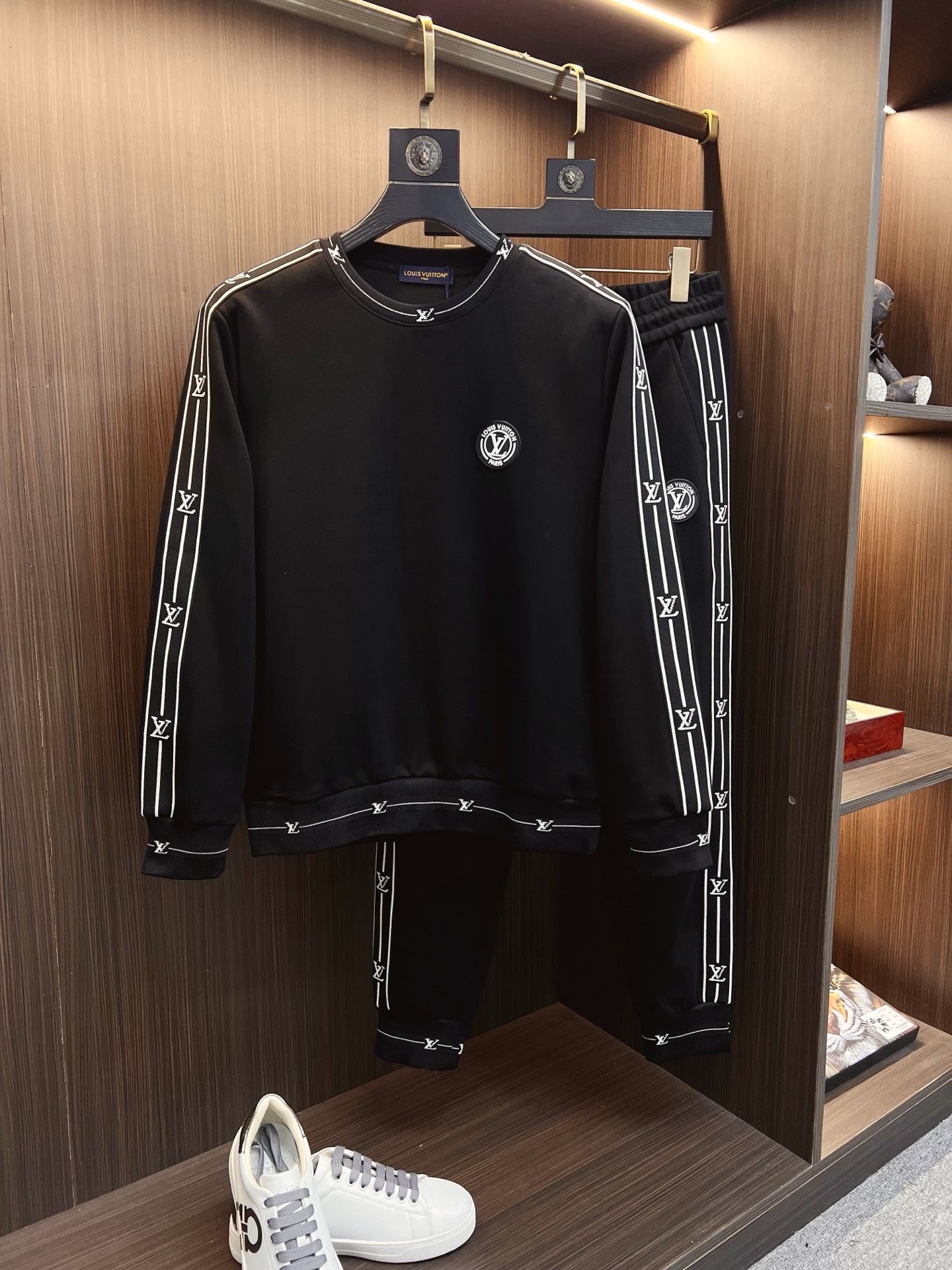 NO:625769,LV 2025 autumn and winter new counter casual suits of the same style, breathable, comfortable and casual!  Full of high-end feel!  The details are exquisite and high-end, and the workmanship is impeccable!  The original high-end fabric is very high-end!  The fabric is crisp, anti-wrinkle and wear-resistant, warm and stylish. Everyone must buy a set this autumn and winter. They must look cool and cool when wearing it. We especially recommend sizes M-3XL, louis vuitton, and alexander wang.19860909LV 2025秋冬新款专柜同款休闲套装,透气舒适休闲！高级感满满！细节精致高档,做工无可挑剔！原版高端面料很显高级！面料挺括抗皱耐磨,保暖利落有型 这个秋冬每人必须入手一套 穿上必须是醉帅气的 咋们家特别推荐码数M-3XL,,louis vuitton,alexander wang,Men's clothing