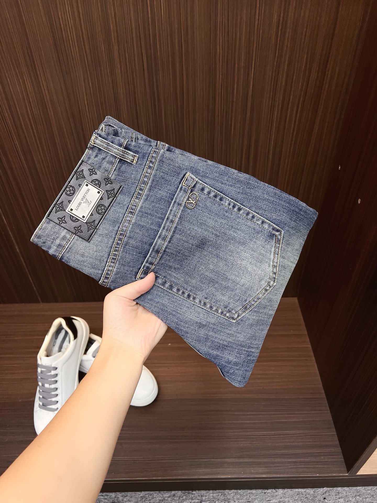 NO:736629,LV men's denim jeans, official album and poster outfit style!  High-grade imported denim raw color fabrics are supplied to customers, and the pure 13oz denim fabrics from Okayama, Japan are specially selected. Heavy-duty environmentally friendly plant enzyme washing process is used. The texture has a light retro color, which is quite beautiful and is very suitable for autumn and winter color matching. The fabric is soft and delicate after washing, but has strong bones and a slight stretch, providing an excellent comfortable experience. There is no damage from any technological elements throughout the body, retaining the purest tannin color!  The details throughout the body are perfect, exquisite and sophisticated. The latest leather label on the waist highlights the brand's characteristics. The hardware accessories, leather label and wiring all reflect the craftsmanship!  The silhouette is perfectly tailored and has excellent butt lift and slimming effect. It can be easily matched with any top in the wardrobe. It has wide compatibility and is suitable for various daily wear. The upper body is full of style. It is a must-have trousers for those who are obsessed with quality control and 1V!  Size 29-38 (not 35.37),,louis vuitton,jeans,19860909LV 男士丹宁牛仔裤,官宣画册海报穿搭款！ 客供高级进口的丹宁原色面料,特选日本冈山纯正13oz 盎司牛仔布料,重磅环保植物酵素水洗工艺,肌理有着淡淡的复古色彩,相当漂亮,极符合秋冬的配色,面料经过水洗后柔软细腻,但筋骨感极强,且略带弹力,提供了绝佳的舒适体验,通身无任何工艺元素破坏,保留了最纯粹的丹宁本色！通身细节完美如斯,精湛且考究,最新的腰部皮标彰显了品牌特质,五金配件、皮标、走线无不体现出匠心工艺！版型剪裁完美,提臀修身效果绝佳,可轻松横扫衣橱任何的上装搭配,兼容性广泛,满足于日常各种穿搭,上身型款十足,于品质控及1V迷控者必入型裤装！ 尺码29—38（没35.37）,,louis vuitton,jeans,,Men's clothing