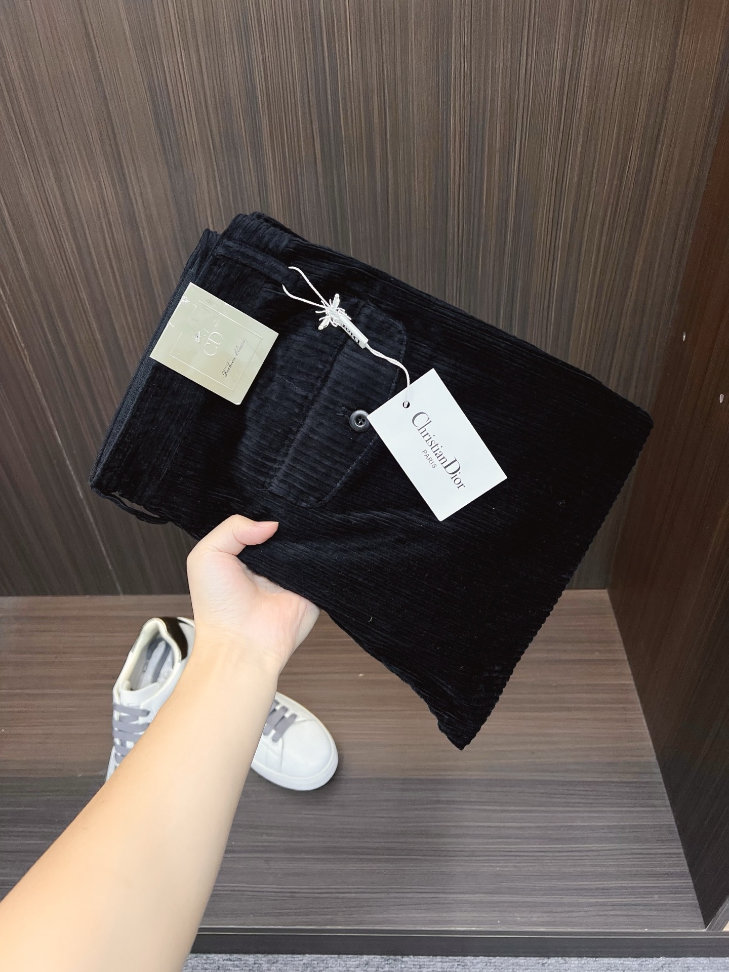 NO:736641,Dior men's denim jeans, official album and poster style!  High-grade imported denim raw color fabrics are supplied to customers, and the pure 13oz denim fabrics from Okayama, Japan are specially selected. Heavy-duty environmentally friendly plant enzyme washing process is used. The texture has a light retro color, which is quite beautiful and is very suitable for autumn and winter color matching. The fabric is soft and delicate after washing, but has strong bones and a slight stretch, providing an excellent comfortable experience. There is no damage from any technological elements throughout the body, retaining the purest tannin color!  The details throughout the body are perfect, exquisite and sophisticated. The latest leather label on the waist highlights the brand's characteristics. The hardware accessories, leather label and wiring all reflect the craftsmanship!  The silhouette is perfectly tailored and has excellent butt lift and slimming effect. It can be easily matched with any top in the wardrobe. It has wide compatibility and is suitable for various daily wear. The upper body is full of style. It is a must-have trousers for those who are obsessed with quality control and 1V!  Size 29-38 (not 35.37), dior, dior, jeans,19860909Dior 迪奥 男士丹宁牛仔裤,官宣画册海报穿搭款！ 客供高级进口的丹宁原色面料,特选日本冈山纯正13oz 盎司牛仔布料,重磅环保植物酵素水洗工艺,肌理有着淡淡的复古色彩,相当漂亮,极符合秋冬的配色,面料经过水洗后柔软细腻,但筋骨感极强,且略带弹力,提供了绝佳的舒适体验,通身无任何工艺元素破坏,保留了最纯粹的丹宁本色！通身细节完美如斯,精湛且考究,最新的腰部皮标彰显了品牌特质,五金配件、皮标、走线无不体现出匠心工艺！版型剪裁完美,提臀修身效果绝佳,可轻松横扫衣橱任何的上装搭配,兼容性广泛,满足于日常各种穿搭,上身型款十足,于品质控及1V迷控者必入型裤装！ 尺码29—38（没35.37）,,dior,dior,jeans,,Men's clothing