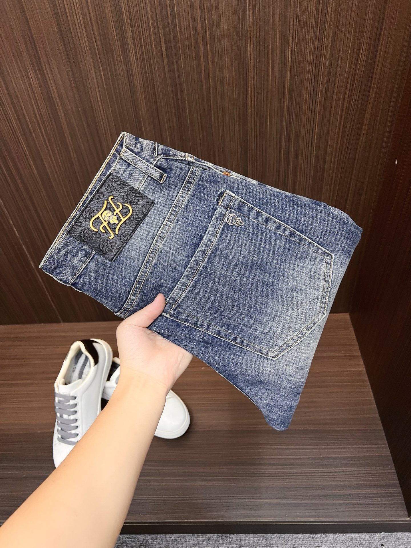 NO:736647,FENDI Fendi Men's Denim Jeans, Official Announcement Album and Poster Style!  High-grade imported denim raw color fabrics are supplied to customers, and the pure 13oz denim fabrics from Okayama, Japan are specially selected. Heavy-duty environmentally friendly plant enzyme washing process is used. The texture has a light retro color, which is quite beautiful and is very suitable for autumn and winter color matching. The fabric is soft and delicate after washing, but has strong bones and a slight stretch, providing an excellent comfortable experience. There is no damage from any technological elements throughout the body, retaining the purest tannin color!  The details throughout the body are perfect, exquisite and sophisticated. The latest leather label on the waist highlights the brand's characteristics. The hardware accessories, leather label and wiring all reflect the craftsmanship!  The silhouette is perfectly tailored and has excellent butt lift and slimming effect. It can be easily matched with any top in the wardrobe. It has wide compatibility and is suitable for various daily wear. The upper body is full of style. It is a must-have trousers for those who are obsessed with quality control and 1V!  Sizes 29-38 (not 35.37),,fendi,fendi,jeans,19860909FENDI 芬迪 男士丹宁牛仔裤,官宣画册海报穿搭款！ 客供高级进口的丹宁原色面料,特选日本冈山纯正13oz 盎司牛仔布料,重磅环保植物酵素水洗工艺,肌理有着淡淡的复古色彩,相当漂亮,极符合秋冬的配色,面料经过水洗后柔软细腻,但筋骨感极强,且略带弹力,提供了绝佳的舒适体验,通身无任何工艺元素破坏,保留了最纯粹的丹宁本色！通身细节完美如斯,精湛且考究,最新的腰部皮标彰显了品牌特质,五金配件、皮标、走线无不体现出匠心工艺！版型剪裁完美,提臀修身效果绝佳,可轻松横扫衣橱任何的上装搭配,兼容性广泛,满足于日常各种穿搭,上身型款十足,于品质控及1V迷控者必入型裤装！ 尺码29—38（没35.37）,,fendi,fendi,jeans,,Men's clothing