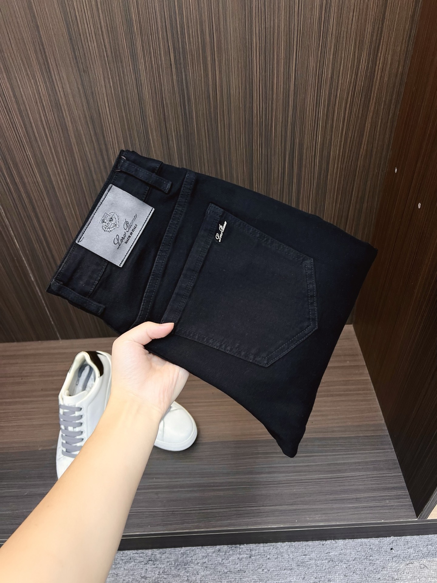 NO:736652,LV men's denim jeans, official album and poster outfit style!  High-grade imported denim raw color fabrics are supplied to customers, and the pure 13oz denim fabrics from Okayama, Japan are specially selected. Heavy-duty environmentally friendly plant enzyme washing process is used. The texture has a light retro color, which is quite beautiful and is very suitable for autumn and winter color matching. The fabric is soft and delicate after washing, but has strong bones and a slight stretch, providing an excellent comfortable experience. There is no damage from any technological elements throughout the body, retaining the purest tannin color!  The details throughout the body are perfect, exquisite and sophisticated. The latest leather label on the waist highlights the brand's characteristics. The hardware accessories, leather label and wiring all reflect the craftsmanship!  The silhouette is perfectly tailored and has excellent butt lift and slimming effect. It can be easily matched with any top in the wardrobe. It has wide compatibility and is suitable for various daily wear. The upper body is full of style. It is a must-have trousers for those who are obsessed with quality control and 1V!  Size 29-38 (not 35.37),,louis vuitton,jeans,19860909LV 男士丹宁牛仔裤,官宣画册海报穿搭款！ 客供高级进口的丹宁原色面料,特选日本冈山纯正13oz 盎司牛仔布料,重磅环保植物酵素水洗工艺,肌理有着淡淡的复古色彩,相当漂亮,极符合秋冬的配色,面料经过水洗后柔软细腻,但筋骨感极强,且略带弹力,提供了绝佳的舒适体验,通身无任何工艺元素破坏,保留了最纯粹的丹宁本色！通身细节完美如斯,精湛且考究,最新的腰部皮标彰显了品牌特质,五金配件、皮标、走线无不体现出匠心工艺！版型剪裁完美,提臀修身效果绝佳,可轻松横扫衣橱任何的上装搭配,兼容性广泛,满足于日常各种穿搭,上身型款十足,于品质控及1V迷控者必入型裤装！ 尺码29—38（没35.37）,,louis vuitton,jeans,,Men's clothing