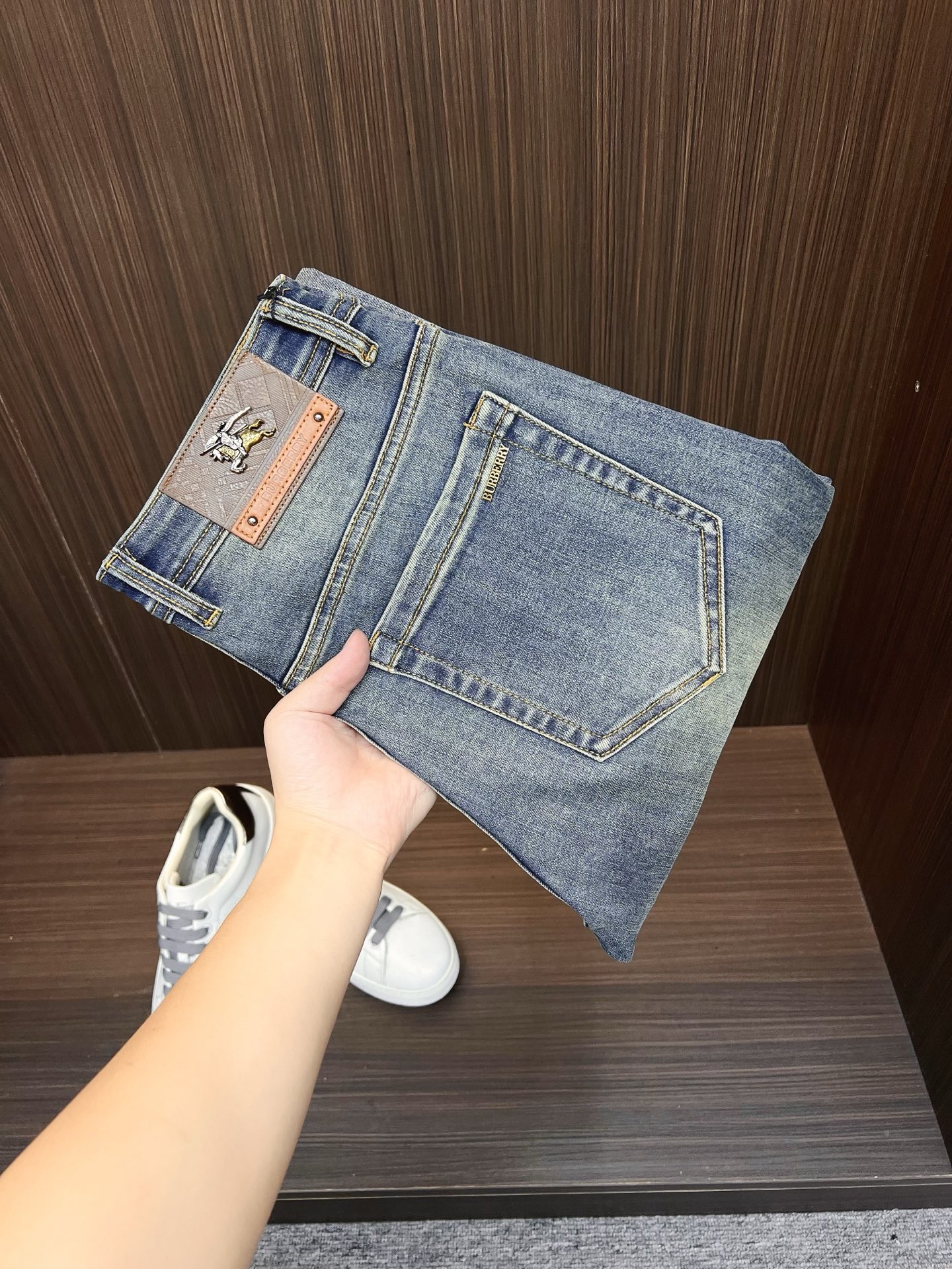 NO:736657,Burberry men's denim jeans, official album and poster outfit style!  High-grade imported denim raw color fabrics are supplied to customers, and the pure 13oz denim fabrics from Okayama, Japan are specially selected. Heavy-duty environmentally friendly plant enzyme washing process is used. The texture has a light retro color, which is quite beautiful and is very suitable for autumn and winter color matching. The fabric is soft and delicate after washing, but has strong bones and a slight stretch, providing an excellent comfortable experience. There is no damage from any technological elements throughout the body, retaining the purest tannin color!  The details throughout the body are perfect, exquisite and sophisticated. The latest leather label on the waist highlights the brand's characteristics. The hardware accessories, leather label and wiring all reflect the craftsmanship!  The silhouette is perfectly tailored and has excellent butt lift and slimming effect. It can be easily matched with any top in the wardrobe. It has wide compatibility and is suitable for various daily wear. The upper body is full of style. It is a must-have trousers for those who are obsessed with quality control and 1V!  Size 29-38 (not 35.37),,burberry,burberry,jeans,19860909Burberry 巴宝莉 男士丹宁牛仔裤,官宣画册海报穿搭款！ 客供高级进口的丹宁原色面料,特选日本冈山纯正13oz 盎司牛仔布料,重磅环保植物酵素水洗工艺,肌理有着淡淡的复古色彩,相当漂亮,极符合秋冬的配色,面料经过水洗后柔软细腻,但筋骨感极强,且略带弹力,提供了绝佳的舒适体验,通身无任何工艺元素破坏,保留了最纯粹的丹宁本色！通身细节完美如斯,精湛且考究,最新的腰部皮标彰显了品牌特质,五金配件、皮标、走线无不体现出匠心工艺！版型剪裁完美,提臀修身效果绝佳,可轻松横扫衣橱任何的上装搭配,兼容性广泛,满足于日常各种穿搭,上身型款十足,于品质控及1V迷控者必入型裤装！ 尺码29—38（没35.37）,,burberry,burberry,jeans,,Men's clothing