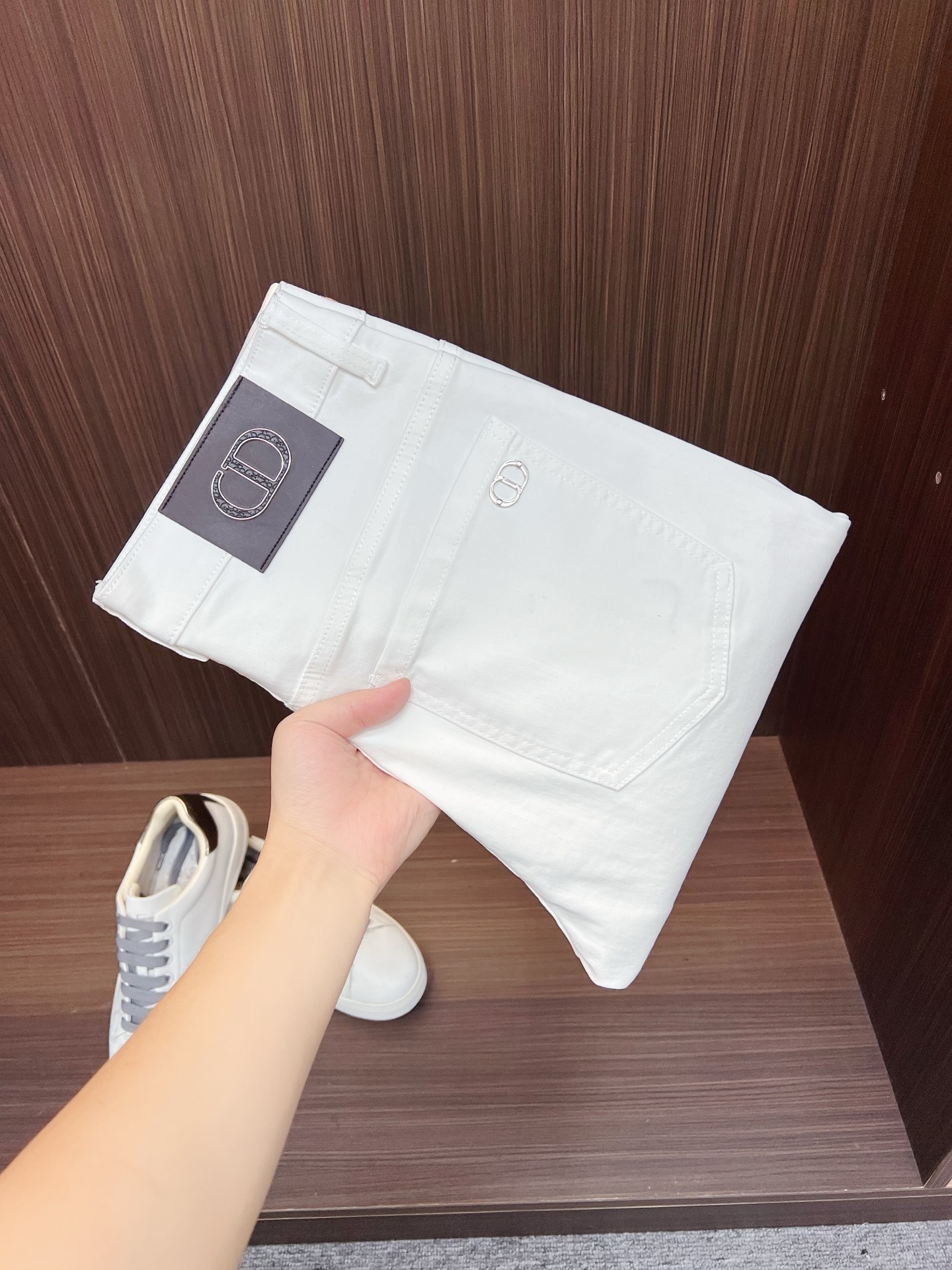 NO:736662,Dior men's denim jeans, official album and poster style!  High-grade imported denim raw color fabrics are supplied to customers, and the pure 13oz denim fabrics from Okayama, Japan are specially selected. Heavy-duty environmentally friendly plant enzyme washing process is used. The texture has a light retro color, which is quite beautiful and is very suitable for autumn and winter color matching. The fabric is soft and delicate after washing, but has strong bones and a slight stretch, providing an excellent comfortable experience. There is no damage from any technological elements throughout the body, retaining the purest tannin color!  The details throughout the body are perfect, exquisite and sophisticated. The latest leather label on the waist highlights the brand's characteristics. The hardware accessories, leather label and wiring all reflect the craftsmanship!  The silhouette is perfectly tailored and has excellent butt lift and slimming effect. It can be easily matched with any top in the wardrobe. It has wide compatibility and is suitable for various daily wear. The upper body is full of style. It is a must-have trousers for those who are obsessed with quality control and 1V!  Size 29-38 (not 35.37), dior, dior, jeans,19860909Dior 迪奥 男士丹宁牛仔裤,官宣画册海报穿搭款！ 客供高级进口的丹宁原色面料,特选日本冈山纯正13oz 盎司牛仔布料,重磅环保植物酵素水洗工艺,肌理有着淡淡的复古色彩,相当漂亮,极符合秋冬的配色,面料经过水洗后柔软细腻,但筋骨感极强,且略带弹力,提供了绝佳的舒适体验,通身无任何工艺元素破坏,保留了最纯粹的丹宁本色！通身细节完美如斯,精湛且考究,最新的腰部皮标彰显了品牌特质,五金配件、皮标、走线无不体现出匠心工艺！版型剪裁完美,提臀修身效果绝佳,可轻松横扫衣橱任何的上装搭配,兼容性广泛,满足于日常各种穿搭,上身型款十足,于品质控及1V迷控者必入型裤装！ 尺码29—38（没35.37）,,dior,dior,jeans,,Men's clothing