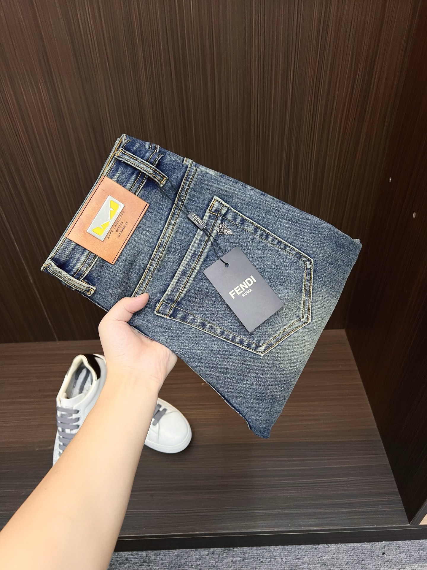 NO:736667,FENDI Fendi Men's Denim Jeans, Official Announcement Album and Poster Style!  High-grade imported denim raw color fabrics are supplied to customers, and the pure 13oz denim fabrics from Okayama, Japan are specially selected. Heavy-duty environmentally friendly plant enzyme washing process is used. The texture has a light retro color, which is quite beautiful and is very suitable for autumn and winter color matching. The fabric is soft and delicate after washing, but has strong bones and a slight stretch, providing an excellent comfortable experience. There is no damage from any technological elements throughout the body, retaining the purest tannin color!  The details throughout the body are perfect, exquisite and sophisticated. The latest leather label on the waist highlights the brand's characteristics. The hardware accessories, leather label and wiring all reflect the craftsmanship!  The silhouette is perfectly tailored and has excellent butt lift and slimming effect. It can be easily matched with any top in the wardrobe. It has wide compatibility and is suitable for various daily wear. The upper body is full of style. It is a must-have trousers for those who are obsessed with quality control and 1V!  Sizes 29-38 (not 35.37),,fendi,fendi,jeans,19860909FENDI 芬迪 男士丹宁牛仔裤,官宣画册海报穿搭款！ 客供高级进口的丹宁原色面料,特选日本冈山纯正13oz 盎司牛仔布料,重磅环保植物酵素水洗工艺,肌理有着淡淡的复古色彩,相当漂亮,极符合秋冬的配色,面料经过水洗后柔软细腻,但筋骨感极强,且略带弹力,提供了绝佳的舒适体验,通身无任何工艺元素破坏,保留了最纯粹的丹宁本色！通身细节完美如斯,精湛且考究,最新的腰部皮标彰显了品牌特质,五金配件、皮标、走线无不体现出匠心工艺！版型剪裁完美,提臀修身效果绝佳,可轻松横扫衣橱任何的上装搭配,兼容性广泛,满足于日常各种穿搭,上身型款十足,于品质控及1V迷控者必入型裤装！ 尺码29—38（没35.37）,,fendi,fendi,jeans,,Men's clothing