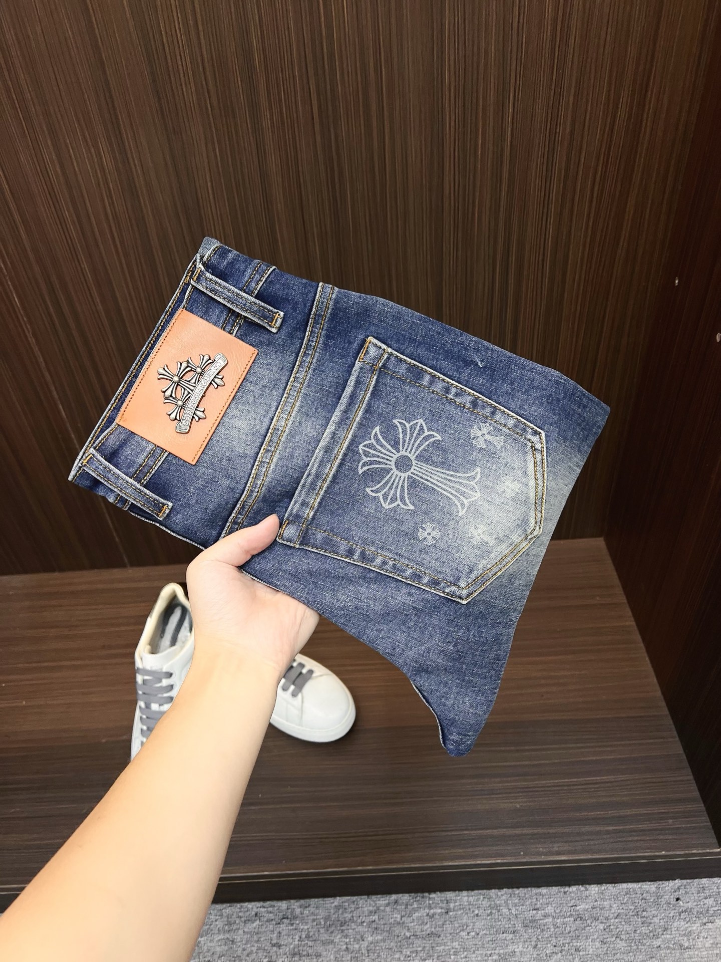 NO:736618,Croxin men's denim jeans, official album and poster wear style!  High-grade imported denim raw color fabrics are supplied to customers, and the pure 13oz denim fabrics from Okayama, Japan are specially selected. Heavy-duty environmentally friendly plant enzyme washing process is used. The texture has a light retro color, which is quite beautiful and is very suitable for autumn and winter color matching. The fabric is soft and delicate after washing, but has strong bones and a slight stretch, providing an excellent comfortable experience. There is no damage from any technological elements throughout the body, retaining the purest tannin color!  The details throughout the body are perfect, exquisite and sophisticated. The latest leather label on the waist highlights the brand's characteristics. The hardware accessories, leather label and wiring all reflect the craftsmanship!  The silhouette is perfectly tailored and has excellent butt lift and slimming effect. It can be easily matched with any top in the wardrobe. It has wide compatibility and is suitable for various daily wear. The upper body is full of style. It is a must-have trousers for those who are obsessed with quality control and 1V!  Sizes 29-38 (not 35.37),,chrome hearts,jeans,19860909克罗心 男士丹宁牛仔裤,官宣画册海报穿搭款！ 客供高级进口的丹宁原色面料,特选日本冈山纯正13oz 盎司牛仔布料,重磅环保植物酵素水洗工艺,肌理有着淡淡的复古色彩,相当漂亮,极符合秋冬的配色,面料经过水洗后柔软细腻,但筋骨感极强,且略带弹力,提供了绝佳的舒适体验,通身无任何工艺元素破坏,保留了最纯粹的丹宁本色！通身细节完美如斯,精湛且考究,最新的腰部皮标彰显了品牌特质,五金配件、皮标、走线无不体现出匠心工艺！版型剪裁完美,提臀修身效果绝佳,可轻松横扫衣橱任何的上装搭配,兼容性广泛,满足于日常各种穿搭,上身型款十足,于品质控及1V迷控者必入型裤装！ 尺码29—38（没35.37）,,chrome hearts,jeans,,Men's clothing