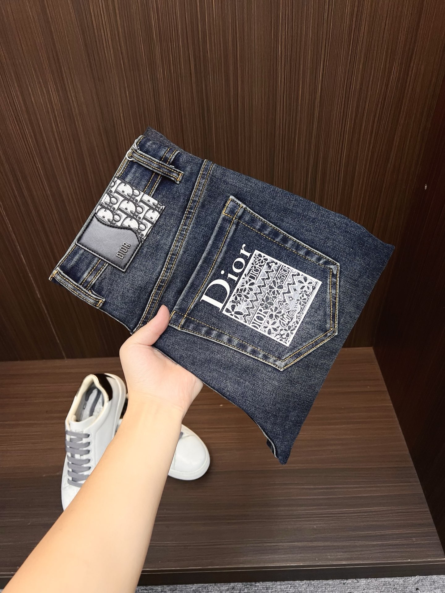 NO:736624,Dior men's denim jeans, official album and poster style!  High-grade imported denim raw color fabrics are supplied to customers, and the pure 13oz denim fabrics from Okayama, Japan are specially selected. Heavy-duty environmentally friendly plant enzyme washing process is used. The texture has a light retro color, which is quite beautiful and is very suitable for autumn and winter color matching. The fabric is soft and delicate after washing, but has strong bones and a slight stretch, providing an excellent comfortable experience. There is no damage from any technological elements throughout the body, retaining the purest tannin color!  The details throughout the body are perfect, exquisite and sophisticated. The latest leather label on the waist highlights the brand's characteristics. The hardware accessories, leather label and wiring all reflect the craftsmanship!  The silhouette is perfectly tailored and has excellent butt lift and slimming effect. It can be easily matched with any top in the wardrobe. It has wide compatibility and is suitable for various daily wear. The upper body is full of style. It is a must-have trousers for those who are obsessed with quality control and 1V!  Size 29-38 (not 35.37), dior, dior, jeans,19860909Dior 迪奥 男士丹宁牛仔裤,官宣画册海报穿搭款！ 客供高级进口的丹宁原色面料,特选日本冈山纯正13oz 盎司牛仔布料,重磅环保植物酵素水洗工艺,肌理有着淡淡的复古色彩,相当漂亮,极符合秋冬的配色,面料经过水洗后柔软细腻,但筋骨感极强,且略带弹力,提供了绝佳的舒适体验,通身无任何工艺元素破坏,保留了最纯粹的丹宁本色！通身细节完美如斯,精湛且考究,最新的腰部皮标彰显了品牌特质,五金配件、皮标、走线无不体现出匠心工艺！版型剪裁完美,提臀修身效果绝佳,可轻松横扫衣橱任何的上装搭配,兼容性广泛,满足于日常各种穿搭,上身型款十足,于品质控及1V迷控者必入型裤装！ 尺码29—38（没35.37）,,dior,dior,jeans,,Men's clothing