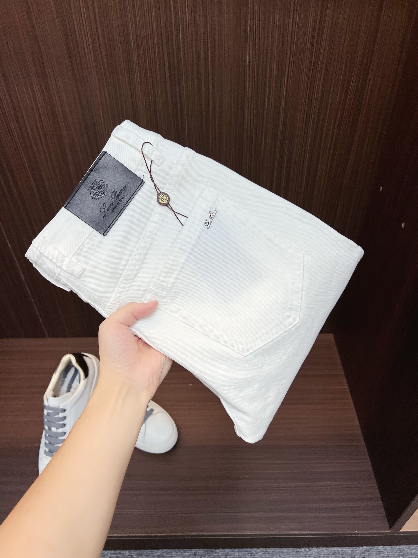 NO:736630,LP men's denim jeans, official album and poster outfit!  High-grade imported denim raw color fabrics are supplied to customers, and the pure 13oz denim fabrics from Okayama, Japan are specially selected. Heavy-duty environmentally friendly plant enzyme washing process is used. The texture has a light retro color, which is quite beautiful and is very suitable for autumn and winter color matching. The fabric is soft and delicate after washing, but has strong bones and a slight stretch, providing an excellent comfortable experience. There is no damage from any technological elements throughout the body, retaining the purest tannin color!  The details throughout the body are perfect, exquisite and sophisticated. The latest leather label on the waist highlights the brand's characteristics. The hardware accessories, leather label and wiring all reflect the craftsmanship!  The silhouette is perfectly tailored and has excellent butt lift and slimming effect. It can be easily matched with any top in the wardrobe. It has wide compatibility and is suitable for various daily wear. The upper body is full of style. It is a must-have trousers for those who are obsessed with quality control and 1V!  Size 29-38 (not 35.37),,loro piana,jeans,19860909LP 男士丹宁牛仔裤,官宣画册海报穿搭款！ 客供高级进口的丹宁原色面料,特选日本冈山纯正13oz 盎司牛仔布料,重磅环保植物酵素水洗工艺,肌理有着淡淡的复古色彩,相当漂亮,极符合秋冬的配色,面料经过水洗后柔软细腻,但筋骨感极强,且略带弹力,提供了绝佳的舒适体验,通身无任何工艺元素破坏,保留了最纯粹的丹宁本色！通身细节完美如斯,精湛且考究,最新的腰部皮标彰显了品牌特质,五金配件、皮标、走线无不体现出匠心工艺！版型剪裁完美,提臀修身效果绝佳,可轻松横扫衣橱任何的上装搭配,兼容性广泛,满足于日常各种穿搭,上身型款十足,于品质控及1V迷控者必入型裤装！ 尺码29—38（没35.37）,,loro piana,jeans,,Men's clothing