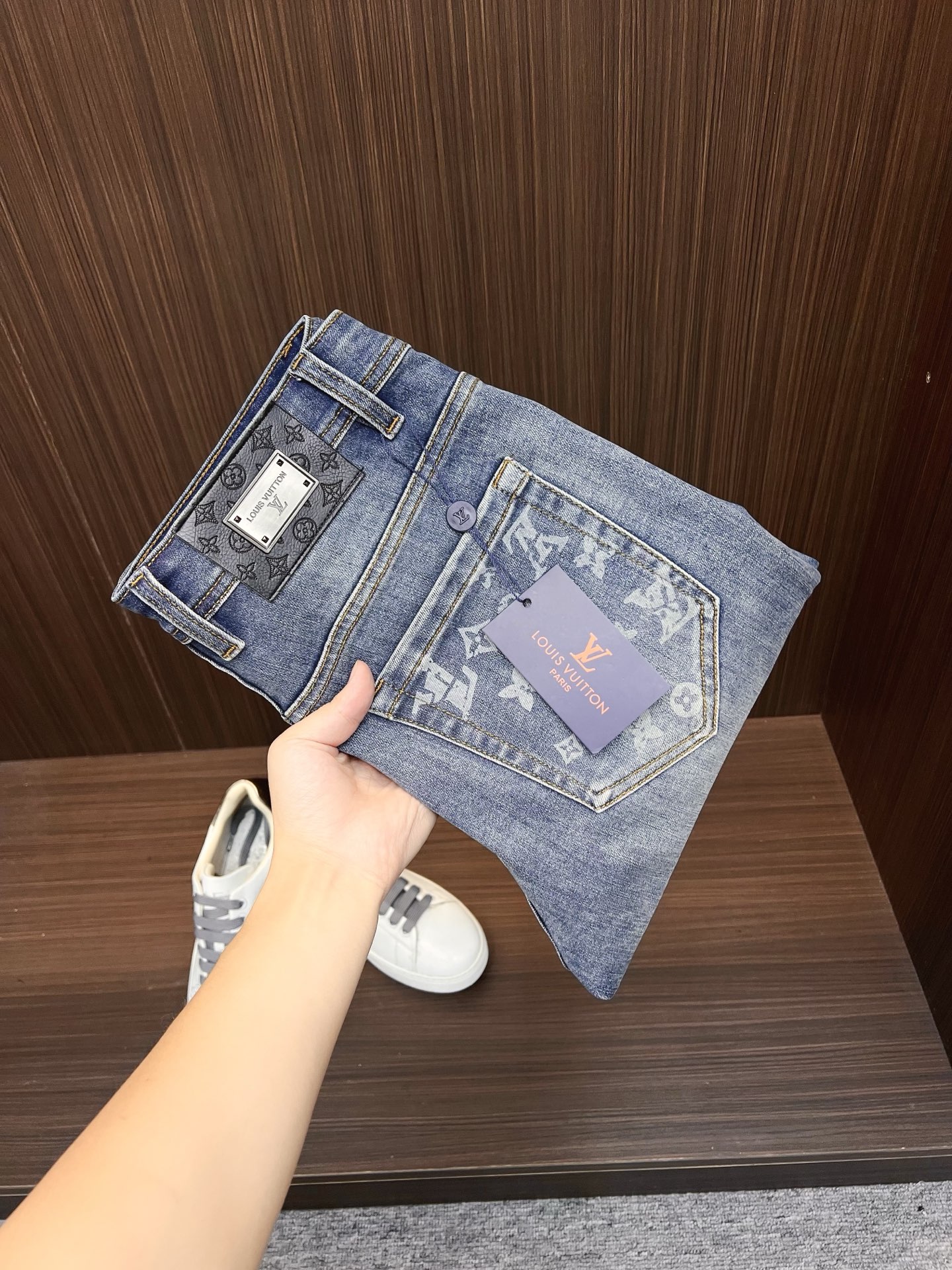 NO:736636,LV men's denim jeans, official album and poster outfit style!  High-grade imported denim raw color fabrics are supplied to customers, and the pure 13oz denim fabrics from Okayama, Japan are specially selected. Heavy-duty environmentally friendly plant enzyme washing process is used. The texture has a light retro color, which is quite beautiful and is very suitable for autumn and winter color matching. The fabric is soft and delicate after washing, but has strong bones and a slight stretch, providing an excellent comfortable experience. There is no damage from any technological elements throughout the body, retaining the purest tannin color!  The details throughout the body are perfect, exquisite and sophisticated. The latest leather label on the waist highlights the brand's characteristics. The hardware accessories, leather label and wiring all reflect the craftsmanship!  The silhouette is perfectly tailored and has excellent butt lift and slimming effect. It can be easily matched with any top in the wardrobe. It has wide compatibility and is suitable for various daily wear. The upper body is full of style. It is a must-have trousers for those who are obsessed with quality control and 1V!  Size 29-38 (not 35.37),,louis vuitton,jeans,19860909LV 男士丹宁牛仔裤,官宣画册海报穿搭款！ 客供高级进口的丹宁原色面料,特选日本冈山纯正13oz 盎司牛仔布料,重磅环保植物酵素水洗工艺,肌理有着淡淡的复古色彩,相当漂亮,极符合秋冬的配色,面料经过水洗后柔软细腻,但筋骨感极强,且略带弹力,提供了绝佳的舒适体验,通身无任何工艺元素破坏,保留了最纯粹的丹宁本色！通身细节完美如斯,精湛且考究,最新的腰部皮标彰显了品牌特质,五金配件、皮标、走线无不体现出匠心工艺！版型剪裁完美,提臀修身效果绝佳,可轻松横扫衣橱任何的上装搭配,兼容性广泛,满足于日常各种穿搭,上身型款十足,于品质控及1V迷控者必入型裤装！ 尺码29—38（没35.37）,,louis vuitton,jeans,,Men's clothing