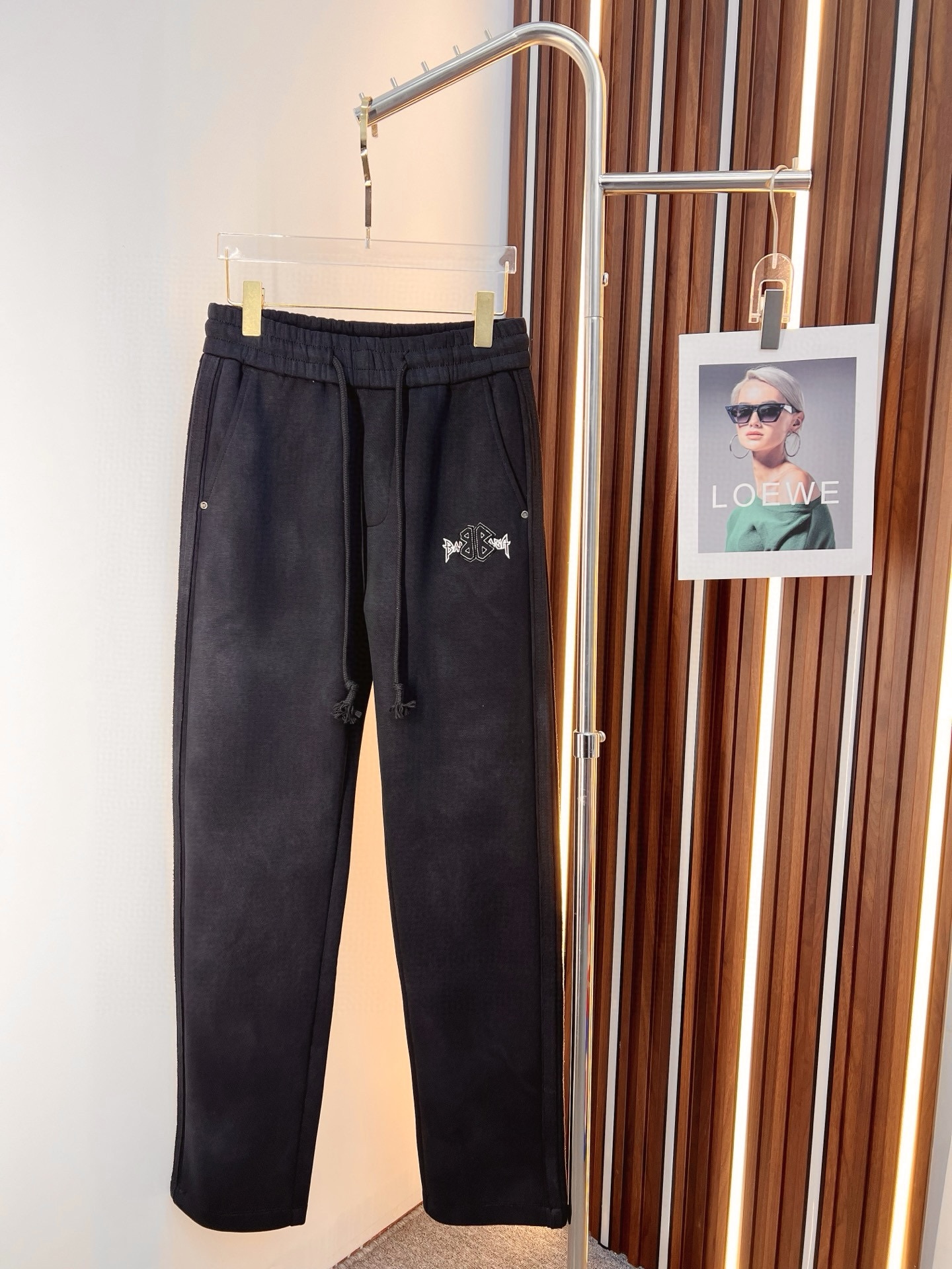 NO:650314,Balenciaga top product 2025 autumn and winter new casual pants!  On sale simultaneously on the official website. Brand classic LOGO casual pants, customized fabrics, excellent comfort, strong touch. Highly recognizable, perfect appearance and craftsmanship. Sizes M-3XL, balenciaga, alexander wang19860909巴黎世家 顶级货品 2025秋冬新款休闲裤！官网同步发售.品牌经典LOGO休闲裤 ,定制面料,舒适度极好,手触感强烈.辨识度极高,完美品相工艺. 尺码M-3XL,,balenciaga,alexander wang,Men's clothing
