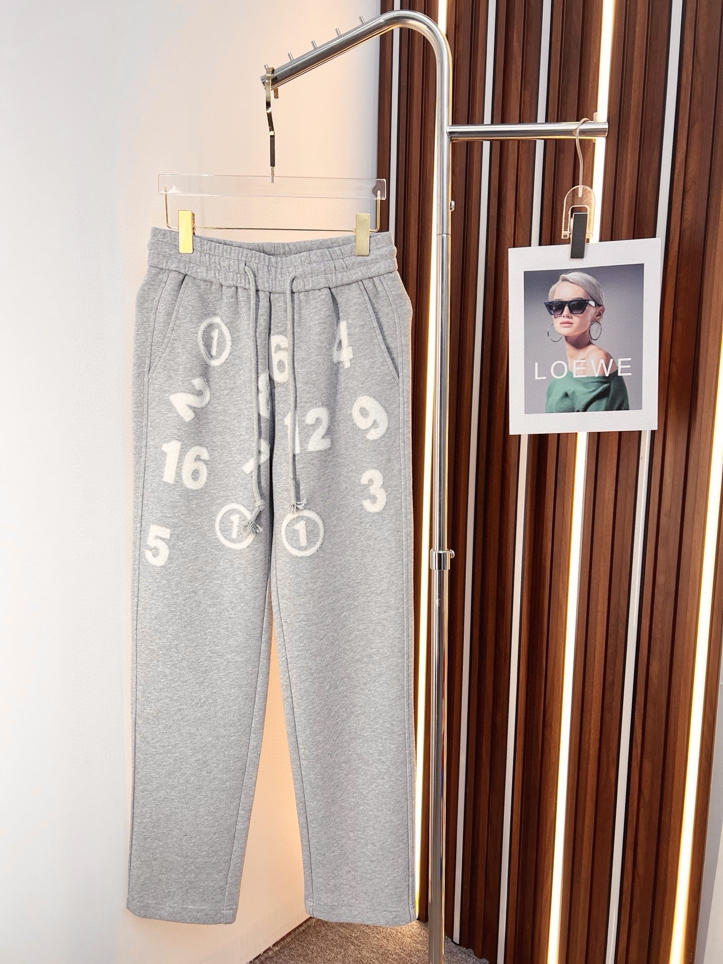 NO:650305,Margiela's top products 2025 autumn and winter new casual pants!  On sale simultaneously on the official website. Brand classic LOGO casual pants, customized fabrics, excellent comfort, strong touch. Highly recognizable, perfect appearance and craftsmanship. Sizes M-3XL,, alexander wang19860909玛吉拉 顶级货品 2025秋冬新款休闲裤！官网同步发售.品牌经典LOGO休闲裤 ,定制面料,舒适度极好,手触感强烈.辨识度极高,完美品相工艺. 尺码M-3XL,,alexander wang,Men's clothing