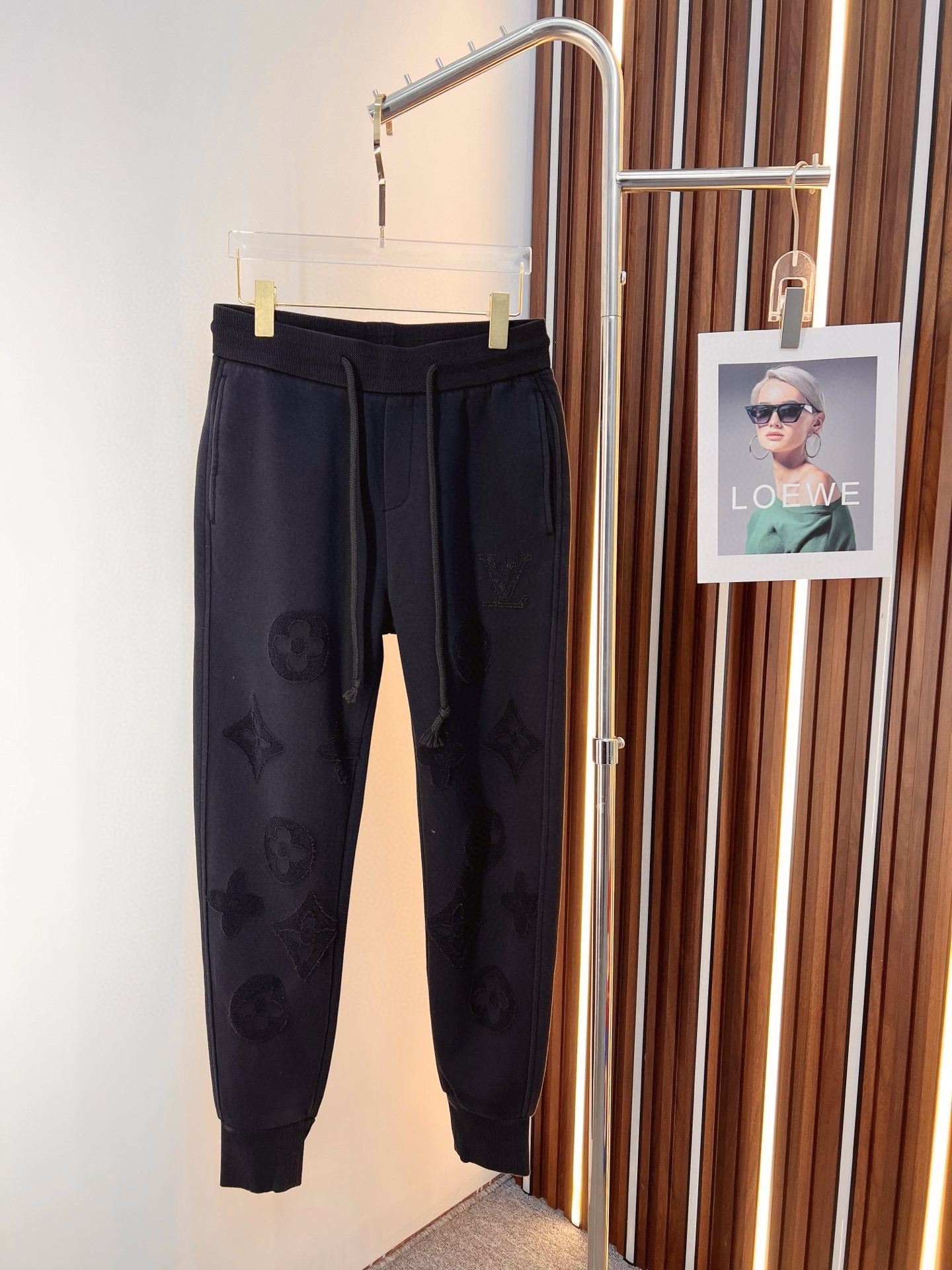 NO:650328,LV top products 2025 autumn and winter new casual pants!  On sale simultaneously on the official website. The brand's classic LOGO casual pants, customized fabrics, extremely comfortable, strong touch. Highly recognizable, perfect appearance and craftsmanship. Sizes M-3XL, louis vuitton, alexander wang19860909LV 顶级货品 2025秋冬新款休闲裤！官网同步发售.品牌经典LOGO休闲裤 ,定制面料,舒适度极好,手触感强烈.辨识度极高,完美品相工艺. 尺码M-3XL,,louis vuitton,alexander wang,Men's clothing