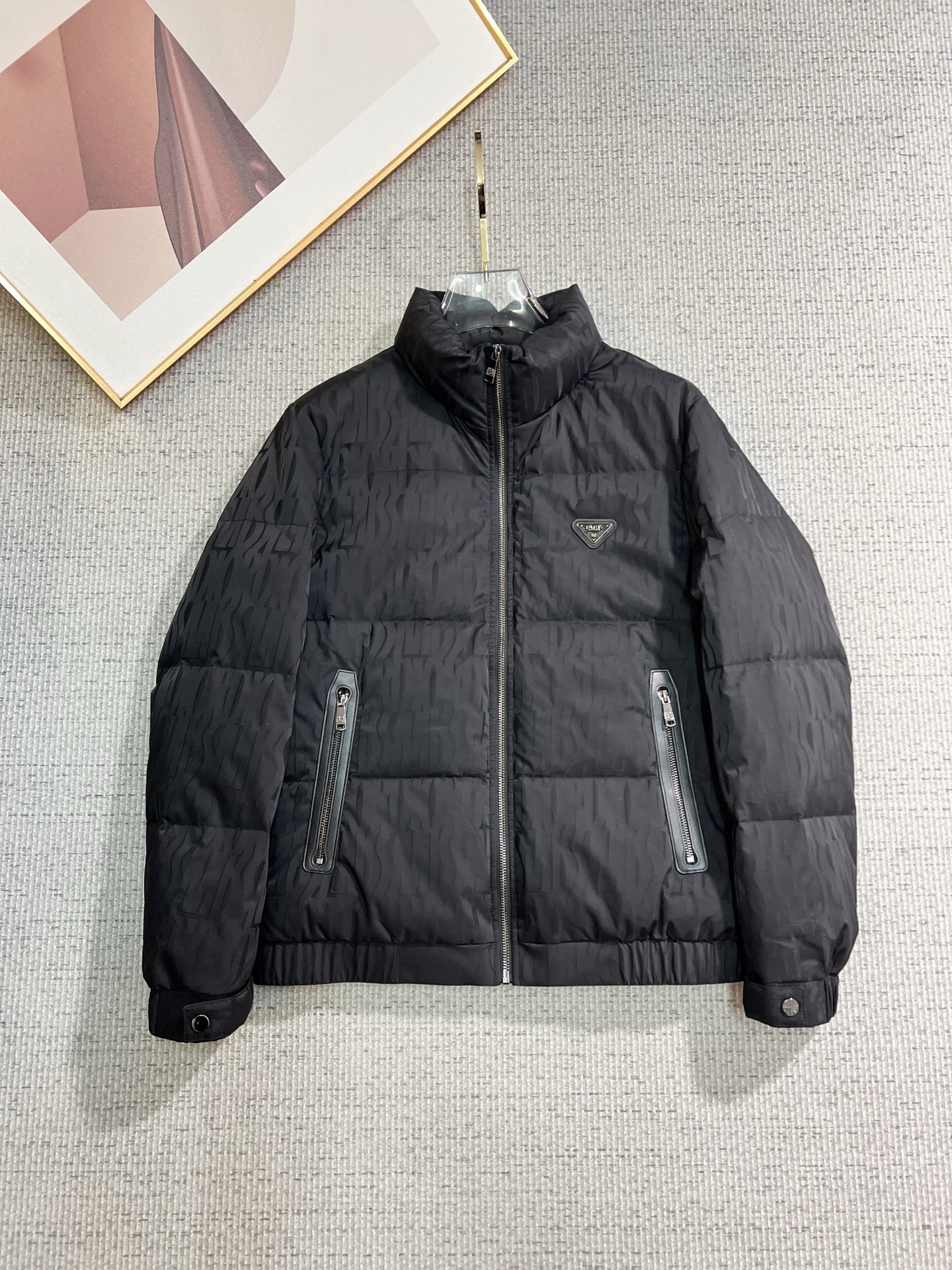 NO:655699,PRADA official website 2025 autumn and winter new down jacket. This is known as the most high-end down jacket, all 90 down, with a classic logo combination. It has a full visual impact at first sight. It has better thermal performance, is light and not heavy, and has good loft recovery after compression, and it can gather heat and lock in temperature!  Personalized color matching design, fresh and energetic!  There are too many versions circulating in the market. In addition to the different fabrics and workmanship, the biggest difference is that the filling is not goose down at all but feather silk or velvet, etc., and it is not easy to tell the difference for those who don’t understand. In addition, the fabrics and workmanship are definitely not of the same level. In short, look for us and you will never go astray. All the exclusive full colors are purchased and developed by genuine ones. If you understand the quality of our down jackets, you can safely recommend it with your eyes closed. The same series for men and women!  Size M-3XL Please state your height and weight when ordering, prada, prada, down jacket, alexander wang19860909PRADA 普拉达 官网款2025秋冬新款羽绒服.这款号称羽绒服届最高端的,全部90绒的带着经典的Logo组合搭配,第一眼看到就是满满的视觉冲击,保暖性能更出色,轻便不厚重,且压缩后的蓬松度恢复性好,聚热锁温！个性的拼色设计,清新有活力！市面流通的版本实在太多了,除了面料做工不同外,最大的区别就是填充物根本不是鹅绒而是羽丝或手感绒等等,而不懂的根本不容易区分.另外面料和做工也绝对不是一个级别,总之认准我们,让你绝对不跑偏,独家全色全部购入正版开发,懂我们家羽绒服质量的,完全可以放心闭眼推.男女同款系列！码数M-3XL下单报身高体重,,prada,prada,down jacket,alexander wang,Men's clothing