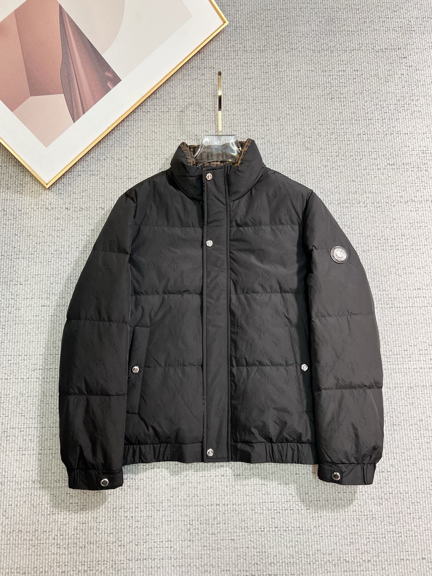 NO:655705,Burberry official website 2025 autumn and winter new down jacket. This is known as the most high-end down jacket, all 90 down, with a classic logo combination. It is full of visual impact at first sight. It has better thermal insulation performance, is light and not heavy, and has good loft recovery after compression, and it can gather heat and lock in temperature!  Personalized color matching design, fresh and energetic!  There are too many versions circulating in the market. In addition to the different fabrics and workmanship, the biggest difference is that the filling is not goose down at all but feather silk or velvet, etc., and it is not easy to tell the difference for those who don’t understand. In addition, the fabrics and workmanship are definitely not of the same level. In short, look for us and you will never go astray. All the exclusive full colors are purchased and developed by genuine ones. If you understand the quality of our down jackets, you can safely recommend it with your eyes closed. The same series for men and women!  Size M-3XL Please state your height and weight when ordering,,burberry,burberry,down jacket,alexander wang19860909Burberry 巴宝莉 官网款2025秋冬新款羽绒服.这款号称羽绒服届最高端的,全部90绒的带着经典的Logo组合搭配,第一眼看到就是满满的视觉冲击,保暖性能更出色,轻便不厚重,且压缩后的蓬松度恢复性好,聚热锁温！个性的拼色设计,清新有活力！市面流通的版本实在太多了,除了面料做工不同外,最大的区别就是填充物根本不是鹅绒而是羽丝或手感绒等等,而不懂的根本不容易区分.另外面料和做工也绝对不是一个级别,总之认准我们,让你绝对不跑偏,独家全色全部购入正版开发,懂我们家羽绒服质量的,完全可以放心闭眼推.男女同款系列！码数M-3XL下单报身高体重,,burberry,burberry,down jacket,alexander wang,Men's clothing