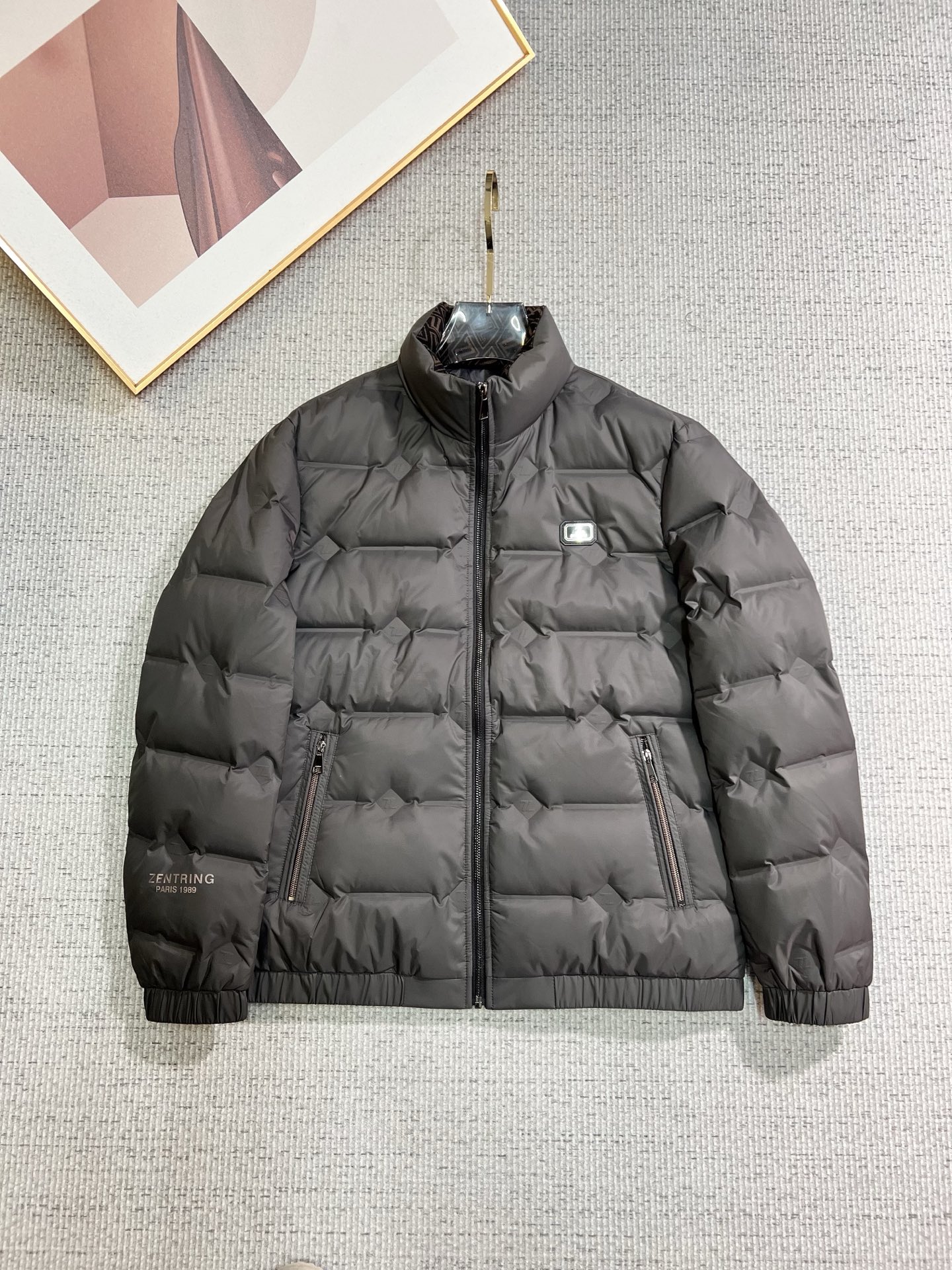 NO:655711,Ermenegildo Zegna official website 2025 new autumn and winter down jacket. This is known as the most high-end down jacket, all 90 down, with a classic logo combination. It is full of visual impact at first sight. It has better thermal insulation performance, is light and not heavy, and has good loft recovery after compression, and it can gather heat and lock in temperature!  Personalized color matching design, fresh and energetic!  There are too many versions circulating in the market. In addition to the different fabrics and workmanship, the biggest difference is that the filling is not goose down at all but feather silk or velvet, etc., and it is not easy to tell the difference for those who don’t understand. In addition, the fabrics and workmanship are definitely not of the same level. In short, look for us and you will never go astray. All the exclusive full colors are purchased and developed by genuine ones. If you understand the quality of our down jackets, you can safely recommend it with your eyes closed. The same series for men and women!  Size M-3XL Please state your height and weight when ordering,,zegna,down jacket,alexander wang19860909杰尼亚 官网款2025秋冬新款羽绒服.这款号称羽绒服届最高端的,全部90绒的带着经典的Logo组合搭配,第一眼看到就是满满的视觉冲击,保暖性能更出色,轻便不厚重,且压缩后的蓬松度恢复性好,聚热锁温！个性的拼色设计,清新有活力！市面流通的版本实在太多了,除了面料做工不同外,最大的区别就是填充物根本不是鹅绒而是羽丝或手感绒等等,而不懂的根本不容易区分.另外面料和做工也绝对不是一个级别,总之认准我们,让你绝对不跑偏,独家全色全部购入正版开发,懂我们家羽绒服质量的,完全可以放心闭眼推.男女同款系列！码数M-3XL下单报身高体重,,zegna,down jacket,alexander wang,Men's clothing