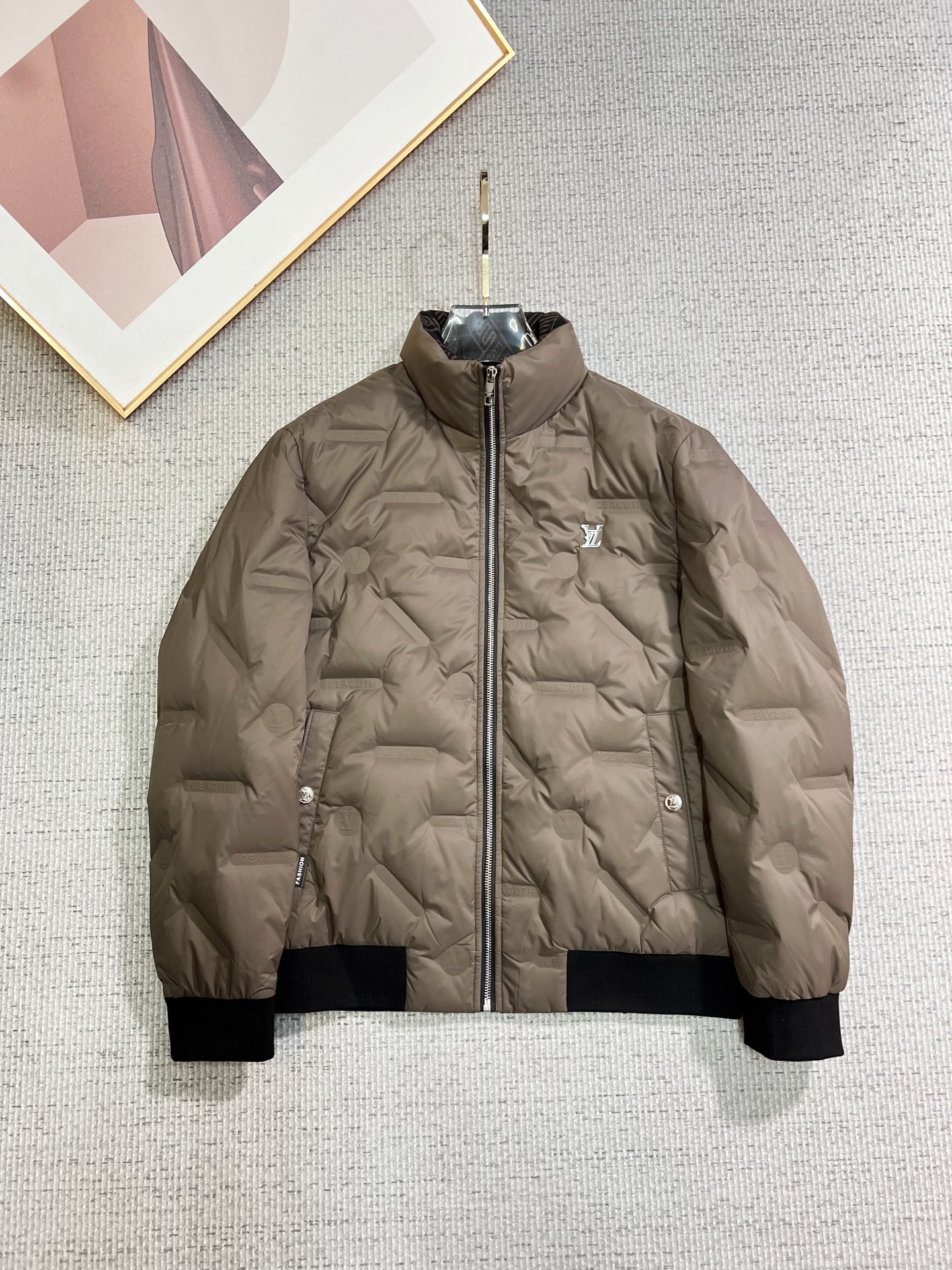 NO:655665,LV official website 2025 autumn and winter new down jacket. This is known as the most high-end down jacket, all 90 down, with a classic logo combination. It is full of visual impact at first sight. It has better thermal insulation performance, is light and not heavy, and has good loft recovery after compression, and it can gather heat and lock in temperature!  Personalized color matching design, fresh and energetic!  There are too many versions circulating in the market. In addition to the different fabrics and workmanship, the biggest difference is that the filling is not goose down at all but feather silk or velvet, etc., and it is not easy to tell the difference for those who don’t understand. In addition, the fabrics and workmanship are definitely not of the same level. In short, look for us and you will never go astray. All the exclusive full colors are purchased and developed by genuine ones. If you understand the quality of our down jackets, you can safely recommend it with your eyes closed. The same series for men and women!  Size M-3XL Please state your height and weight when ordering,,louis vuitton,down jacket,alexander wang19860909LV 官网款2025秋冬新款羽绒服.这款号称羽绒服届最高端的,全部90绒的带着经典的Logo组合搭配,第一眼看到就是满满的视觉冲击,保暖性能更出色,轻便不厚重,且压缩后的蓬松度恢复性好,聚热锁温！个性的拼色设计,清新有活力！市面流通的版本实在太多了,除了面料做工不同外,最大的区别就是填充物根本不是鹅绒而是羽丝或手感绒等等,而不懂的根本不容易区分.另外面料和做工也绝对不是一个级别,总之认准我们,让你绝对不跑偏,独家全色全部购入正版开发,懂我们家羽绒服质量的,完全可以放心闭眼推.男女同款系列！码数M-3XL下单报身高体重,,louis vuitton,down jacket,alexander wang,Men's clothing