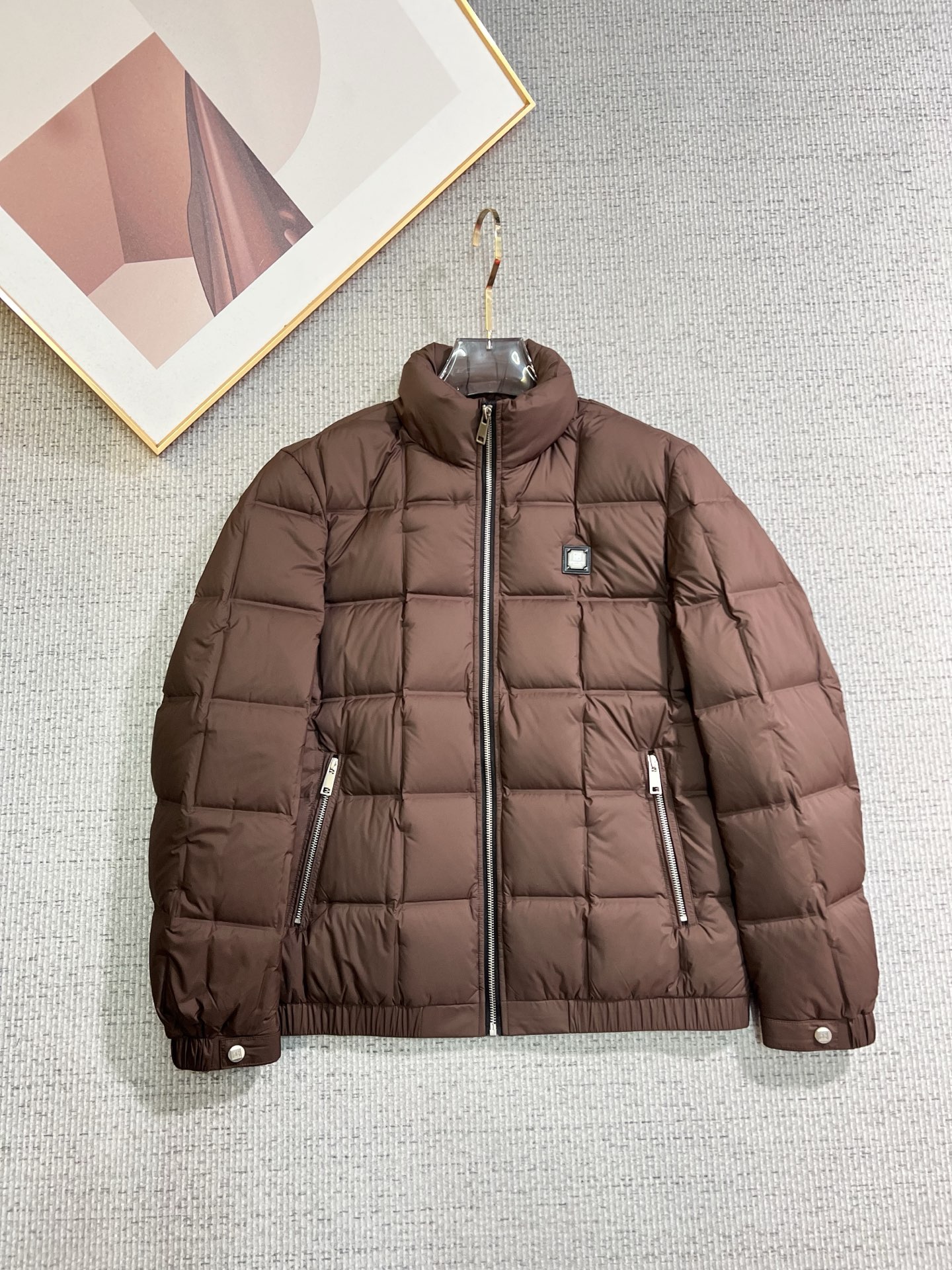 NO:655670,Givenchy official website 2025 autumn and winter new down jacket. This is known as the most high-end down jacket, all 90 down, with a classic logo combination. It is full of visual impact at first sight. It has better thermal insulation performance, is light and not heavy, and has good loft recovery after compression, and it can gather heat and lock in temperature!  Personalized color matching design, fresh and energetic!  There are too many versions circulating in the market. In addition to the different fabrics and workmanship, the biggest difference is that the filling is not goose down at all but feather silk or velvet, etc., and it is not easy to tell the difference for those who don’t understand. In addition, the fabrics and workmanship are definitely not of the same level. In short, look for us and you will never go astray. All the exclusive full colors are purchased and developed by genuine ones. If you understand the quality of our down jackets, you can safely recommend it with your eyes closed. The same series for men and women!  Size M-3XL Please state your height and weight when ordering,,givenchy,down jacket,alexander wang19860909纪梵希 官网款2025秋冬新款羽绒服.这款号称羽绒服届最高端的,全部90绒的带着经典的Logo组合搭配,第一眼看到就是满满的视觉冲击,保暖性能更出色,轻便不厚重,且压缩后的蓬松度恢复性好,聚热锁温！个性的拼色设计,清新有活力！市面流通的版本实在太多了,除了面料做工不同外,最大的区别就是填充物根本不是鹅绒而是羽丝或手感绒等等,而不懂的根本不容易区分.另外面料和做工也绝对不是一个级别,总之认准我们,让你绝对不跑偏,独家全色全部购入正版开发,懂我们家羽绒服质量的,完全可以放心闭眼推.男女同款系列！码数M-3XL下单报身高体重,,givenchy,down jacket,alexander wang,Men's clothing