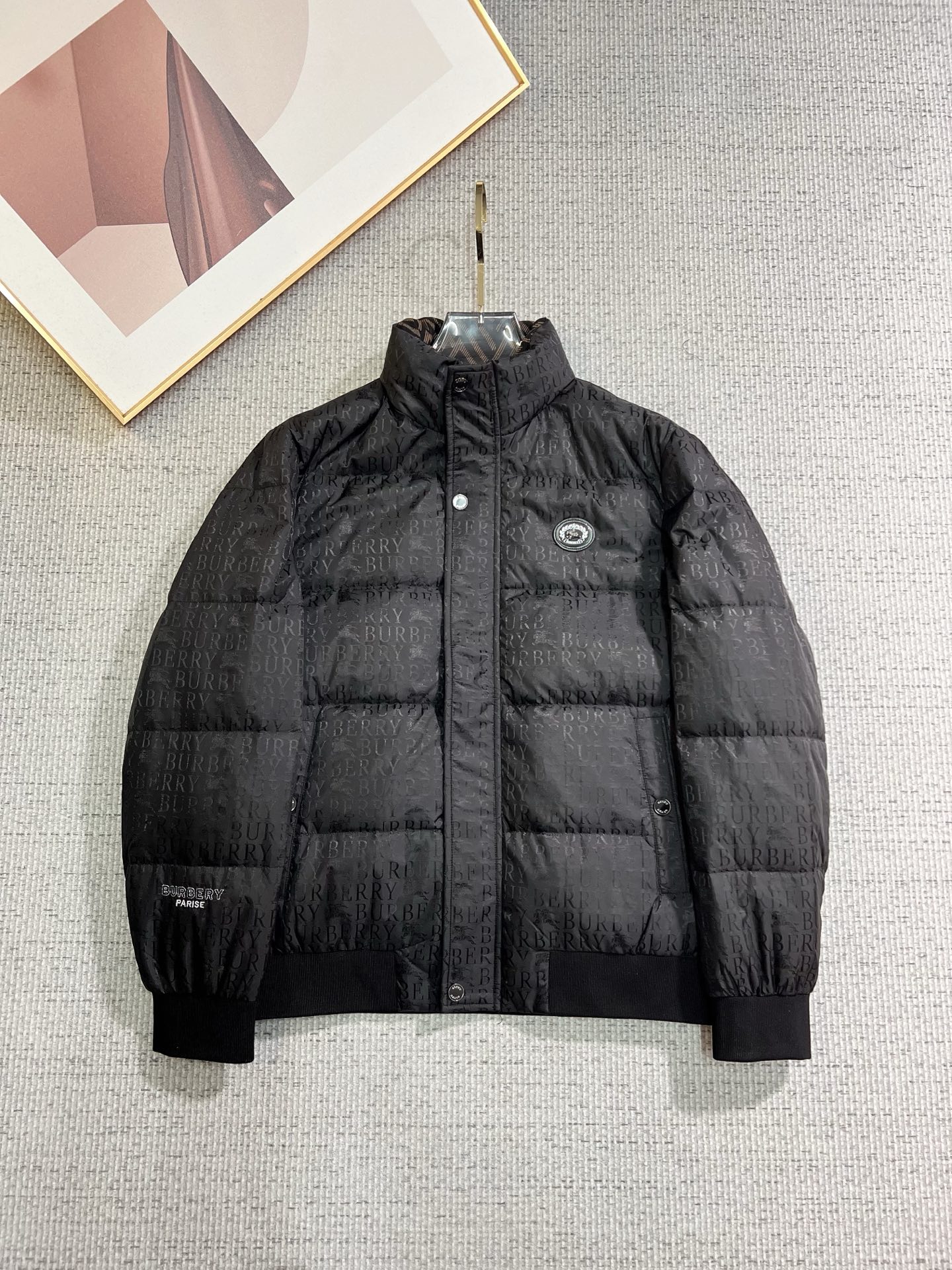 NO:655675,Burberry official website 2025 autumn and winter new down jacket. This is known as the most high-end down jacket, all 90 down, with a classic logo combination. It is full of visual impact at first sight. It has better thermal insulation performance, is light and not heavy, and has good loft recovery after compression, and it can gather heat and lock in temperature!  Personalized color matching design, fresh and energetic!  There are too many versions circulating in the market. In addition to the different fabrics and workmanship, the biggest difference is that the filling is not goose down at all but feather silk or velvet, etc., and it is not easy to tell the difference for those who don’t understand. In addition, the fabrics and workmanship are definitely not of the same level. In short, look for us and you will never go astray. All the exclusive full colors are purchased and developed by genuine ones. If you understand the quality of our down jackets, you can safely recommend it with your eyes closed. The same series for men and women!  Size M-3XL Please state your height and weight when ordering,,burberry,burberry,down jacket,alexander wang19860909Burberry 巴宝莉 官网款2025秋冬新款羽绒服.这款号称羽绒服届最高端的,全部90绒的带着经典的Logo组合搭配,第一眼看到就是满满的视觉冲击,保暖性能更出色,轻便不厚重,且压缩后的蓬松度恢复性好,聚热锁温！个性的拼色设计,清新有活力！市面流通的版本实在太多了,除了面料做工不同外,最大的区别就是填充物根本不是鹅绒而是羽丝或手感绒等等,而不懂的根本不容易区分.另外面料和做工也绝对不是一个级别,总之认准我们,让你绝对不跑偏,独家全色全部购入正版开发,懂我们家羽绒服质量的,完全可以放心闭眼推.男女同款系列！码数M-3XL下单报身高体重,,burberry,burberry,down jacket,alexander wang,Men's clothing