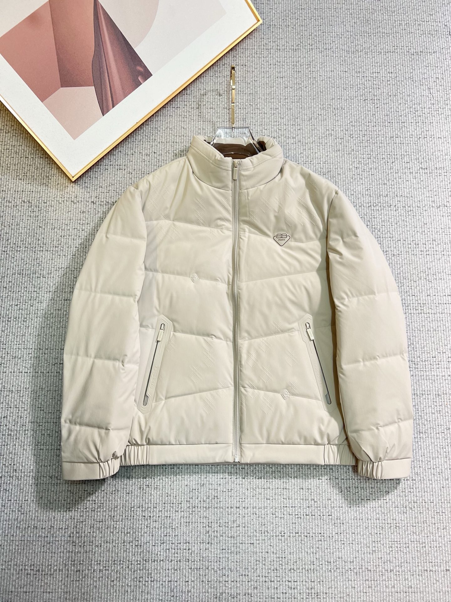 NO:655680,PRADA official website 2025 autumn and winter new down jacket. This is known as the most high-end down jacket, all 90 down, with a classic logo combination. It has a full visual impact at first sight. It has better thermal performance, is light and not heavy, and has good loft recovery after compression, and it can gather heat and lock in temperature!  Personalized color matching design, fresh and energetic!  There are too many versions circulating in the market. In addition to the different fabrics and workmanship, the biggest difference is that the filling is not goose down at all but feather silk or velvet, etc., and it is not easy to tell the difference for those who don’t understand. In addition, the fabrics and workmanship are definitely not of the same level. In short, look for us and you will never go astray. All the exclusive full colors are purchased and developed by genuine ones. If you understand the quality of our down jackets, you can safely recommend it with your eyes closed. The same series for men and women!  Size M-3XL Please state your height and weight when ordering, prada, prada, down jacket, alexander wang19860909PRADA 普拉达 官网款2025秋冬新款羽绒服.这款号称羽绒服届最高端的,全部90绒的带着经典的Logo组合搭配,第一眼看到就是满满的视觉冲击,保暖性能更出色,轻便不厚重,且压缩后的蓬松度恢复性好,聚热锁温！个性的拼色设计,清新有活力！市面流通的版本实在太多了,除了面料做工不同外,最大的区别就是填充物根本不是鹅绒而是羽丝或手感绒等等,而不懂的根本不容易区分.另外面料和做工也绝对不是一个级别,总之认准我们,让你绝对不跑偏,独家全色全部购入正版开发,懂我们家羽绒服质量的,完全可以放心闭眼推.男女同款系列！码数M-3XL下单报身高体重,,prada,prada,down jacket,alexander wang,Men's clothing