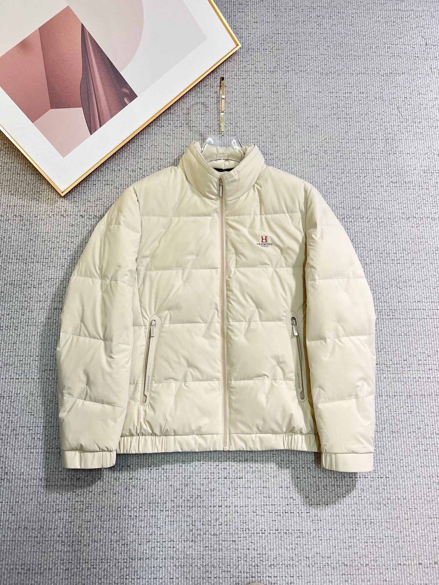 NO:655685,Hermès official website 2025 autumn and winter new down jacket. This is known as the most high-end down jacket, all 90 down, with a classic logo combination. It is full of visual impact at first sight. It has better thermal performance, is light and not heavy, and has good loft recovery after compression, and it can gather heat and lock in temperature!  Personalized color matching design, fresh and energetic!  There are too many versions circulating in the market. In addition to the different fabrics and workmanship, the biggest difference is that the filling is not goose down at all but feather silk or velvet, etc., and it is not easy to tell the difference for those who don’t understand. In addition, the fabrics and workmanship are definitely not of the same level. In short, look for us and you will never go astray. All the exclusive full colors are purchased and developed by genuine ones. If you understand the quality of our down jackets, you can safely recommend it with your eyes closed. The same series for men and women!  Size M-3XL Please state your height and weight when ordering, hermes, down jacket, alexander wang19860909爱马仕 官网款2025秋冬新款羽绒服.这款号称羽绒服届最高端的,全部90绒的带着经典的Logo组合搭配,第一眼看到就是满满的视觉冲击,保暖性能更出色,轻便不厚重,且压缩后的蓬松度恢复性好,聚热锁温！个性的拼色设计,清新有活力！市面流通的版本实在太多了,除了面料做工不同外,最大的区别就是填充物根本不是鹅绒而是羽丝或手感绒等等,而不懂的根本不容易区分.另外面料和做工也绝对不是一个级别,总之认准我们,让你绝对不跑偏,独家全色全部购入正版开发,懂我们家羽绒服质量的,完全可以放心闭眼推.男女同款系列！码数M-3XL下单报身高体重,,hermes,down jacket,alexander wang,Men's clothing