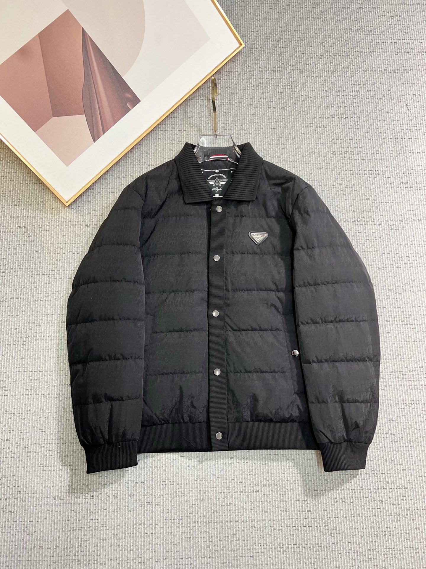 NO:655690,PRADA official website 2025 autumn and winter new down jacket. This is known as the most high-end down jacket, all 90 down, with a classic logo combination. It has a full visual impact at first sight. It has better thermal performance, is light and not heavy, and has good loft recovery after compression, and it can gather heat and lock in temperature!  Personalized color matching design, fresh and energetic!  There are too many versions circulating in the market. In addition to the different fabrics and workmanship, the biggest difference is that the filling is not goose down at all but feather silk or velvet, etc., and it is not easy to tell the difference for those who don’t understand. In addition, the fabrics and workmanship are definitely not of the same level. In short, look for us and you will never go astray. All the exclusive full colors are purchased and developed by genuine ones. If you understand the quality of our down jackets, you can safely recommend it with your eyes closed. The same series for men and women!  Size M-3XL Please state your height and weight when ordering, prada, prada, down jacket, alexander wang19860909PRADA 普拉达 官网款2025秋冬新款羽绒服.这款号称羽绒服届最高端的,全部90绒的带着经典的Logo组合搭配,第一眼看到就是满满的视觉冲击,保暖性能更出色,轻便不厚重,且压缩后的蓬松度恢复性好,聚热锁温！个性的拼色设计,清新有活力！市面流通的版本实在太多了,除了面料做工不同外,最大的区别就是填充物根本不是鹅绒而是羽丝或手感绒等等,而不懂的根本不容易区分.另外面料和做工也绝对不是一个级别,总之认准我们,让你绝对不跑偏,独家全色全部购入正版开发,懂我们家羽绒服质量的,完全可以放心闭眼推.男女同款系列！码数M-3XL下单报身高体重,,prada,prada,down jacket,alexander wang,Men's clothing