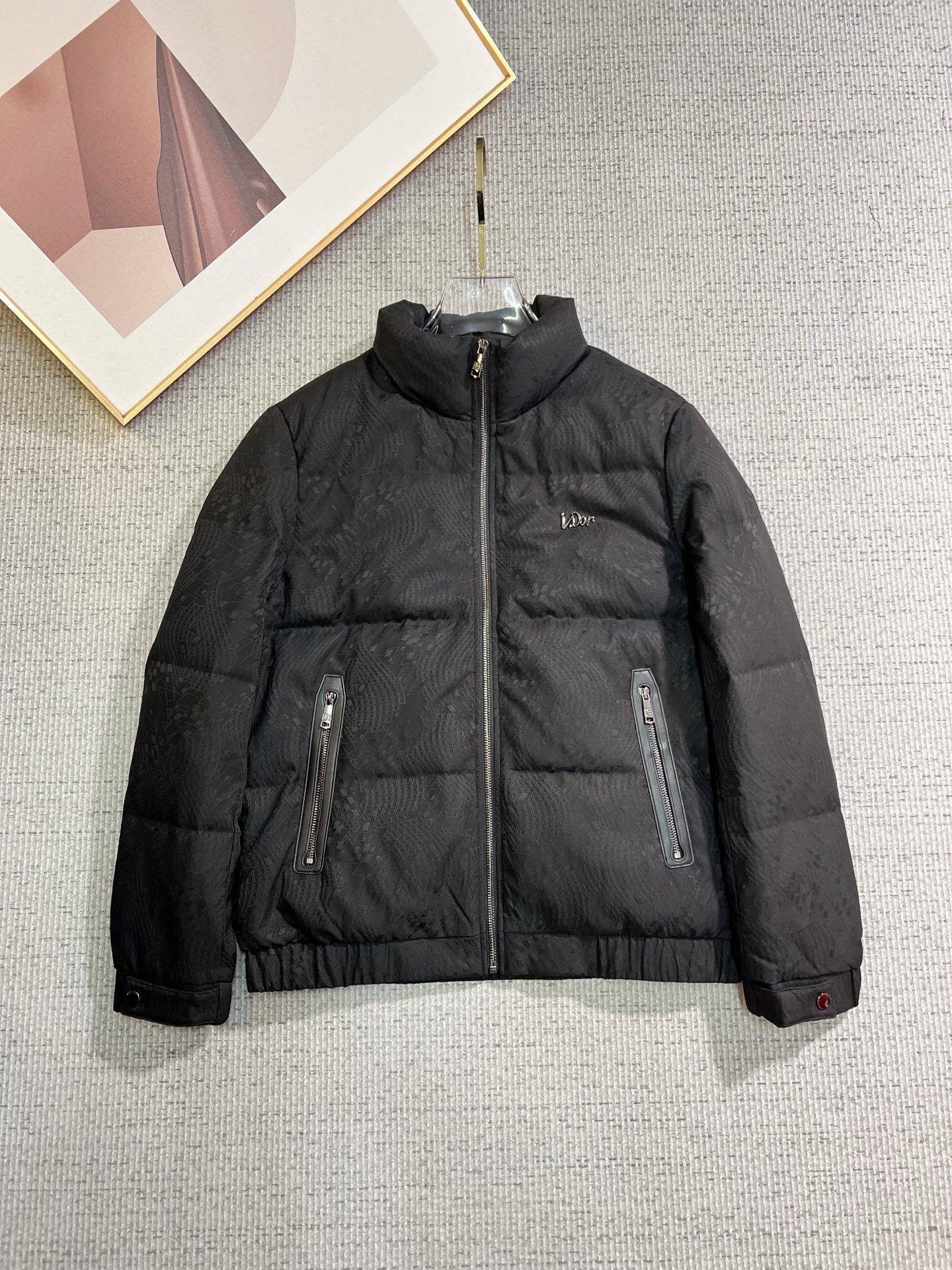 NO:655694,Dior official website 2025 autumn and winter new down jacket. This is known as the most high-end down jacket, all 90 down, with a classic logo combination. It is full of visual impact at first sight. It has better thermal insulation performance, is light and not heavy, and has good loft recovery after compression, and it can gather heat and lock in temperature!  Personalized color matching design, fresh and energetic!  There are too many versions circulating in the market. In addition to the different fabrics and workmanship, the biggest difference is that the filling is not goose down at all but feather silk or velvet, etc., and it is not easy to tell the difference for those who don’t understand. In addition, the fabrics and workmanship are definitely not of the same level. In short, look for us and you will never go astray. All the exclusive full colors are purchased and developed by genuine ones. If you understand the quality of our down jackets, you can safely recommend it with your eyes closed. The same series for men and women!  Size M-3XL Please state your height and weight when ordering, dior, dior, down jacket, alexander wang19860909Dior 迪奥 官网款2025秋冬新款羽绒服.这款号称羽绒服届最高端的,全部90绒的带着经典的Logo组合搭配,第一眼看到就是满满的视觉冲击,保暖性能更出色,轻便不厚重,且压缩后的蓬松度恢复性好,聚热锁温！个性的拼色设计,清新有活力！市面流通的版本实在太多了,除了面料做工不同外,最大的区别就是填充物根本不是鹅绒而是羽丝或手感绒等等,而不懂的根本不容易区分.另外面料和做工也绝对不是一个级别,总之认准我们,让你绝对不跑偏,独家全色全部购入正版开发,懂我们家羽绒服质量的,完全可以放心闭眼推.男女同款系列！码数M-3XL下单报身高体重,,dior,dior,down jacket,alexander wang,Men's clothing