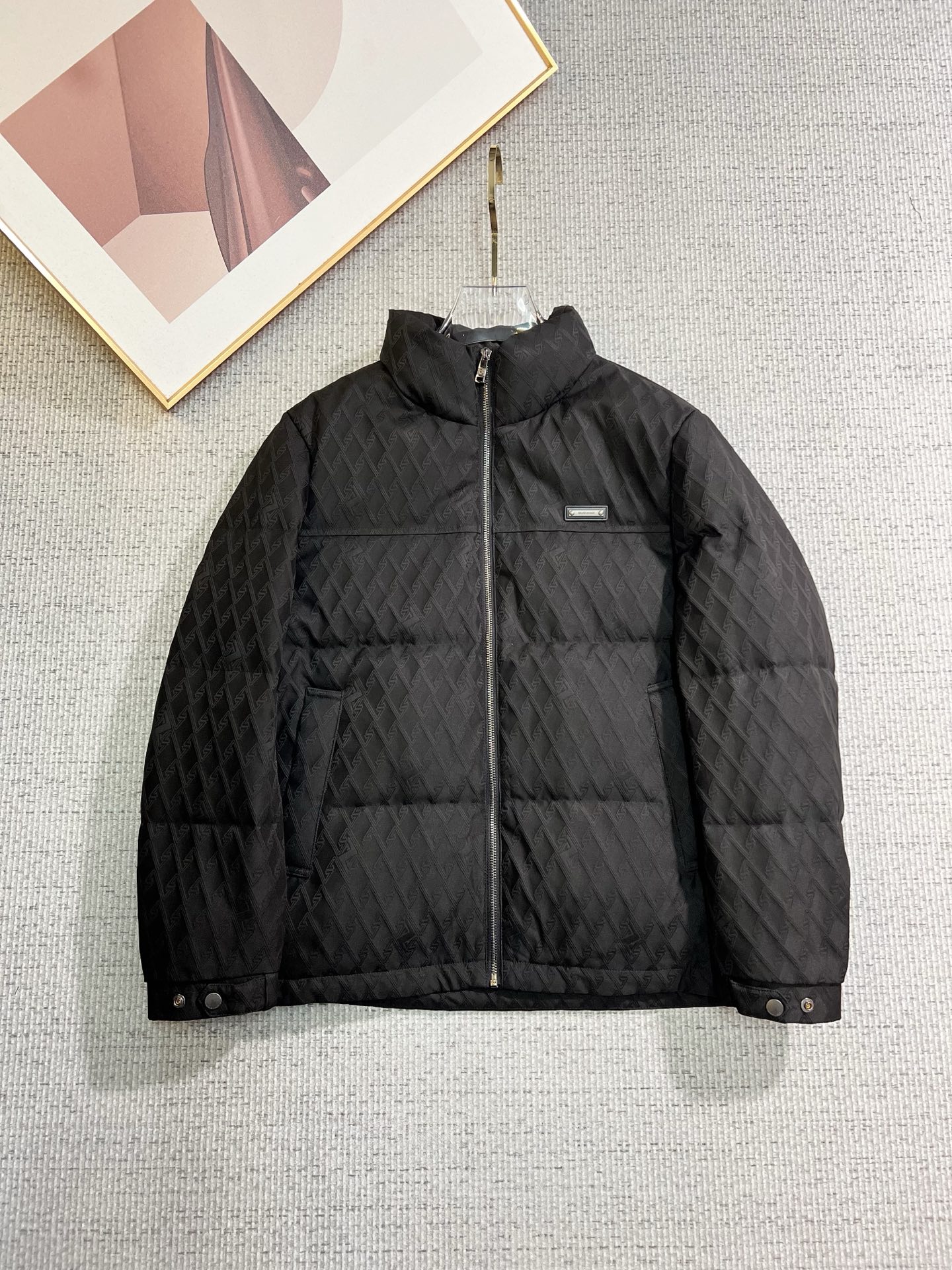 NO:655700,Burberry official website 2025 autumn and winter new down jacket. This is known as the most high-end down jacket, all 90 down, with a classic logo combination. It is full of visual impact at first sight. It has better thermal insulation performance, is light and not heavy, and has good loft recovery after compression, and it can gather heat and lock in temperature!  Personalized color matching design, fresh and energetic!  There are too many versions circulating in the market. In addition to the different fabrics and workmanship, the biggest difference is that the filling is not goose down at all but feather silk or velvet, etc., and it is not easy to tell the difference for those who don’t understand. In addition, the fabrics and workmanship are definitely not of the same level. In short, look for us and you will never go astray. All the exclusive full colors are purchased and developed by genuine ones. If you understand the quality of our down jackets, you can safely recommend it with your eyes closed. The same series for men and women!  Size M-3XL Please state your height and weight when ordering,,burberry,burberry,down jacket,alexander wang19860909Burberry 巴宝莉 官网款2025秋冬新款羽绒服.这款号称羽绒服届最高端的,全部90绒的带着经典的Logo组合搭配,第一眼看到就是满满的视觉冲击,保暖性能更出色,轻便不厚重,且压缩后的蓬松度恢复性好,聚热锁温！个性的拼色设计,清新有活力！市面流通的版本实在太多了,除了面料做工不同外,最大的区别就是填充物根本不是鹅绒而是羽丝或手感绒等等,而不懂的根本不容易区分.另外面料和做工也绝对不是一个级别,总之认准我们,让你绝对不跑偏,独家全色全部购入正版开发,懂我们家羽绒服质量的,完全可以放心闭眼推.男女同款系列！码数M-3XL下单报身高体重,,burberry,burberry,down jacket,alexander wang,Men's clothing