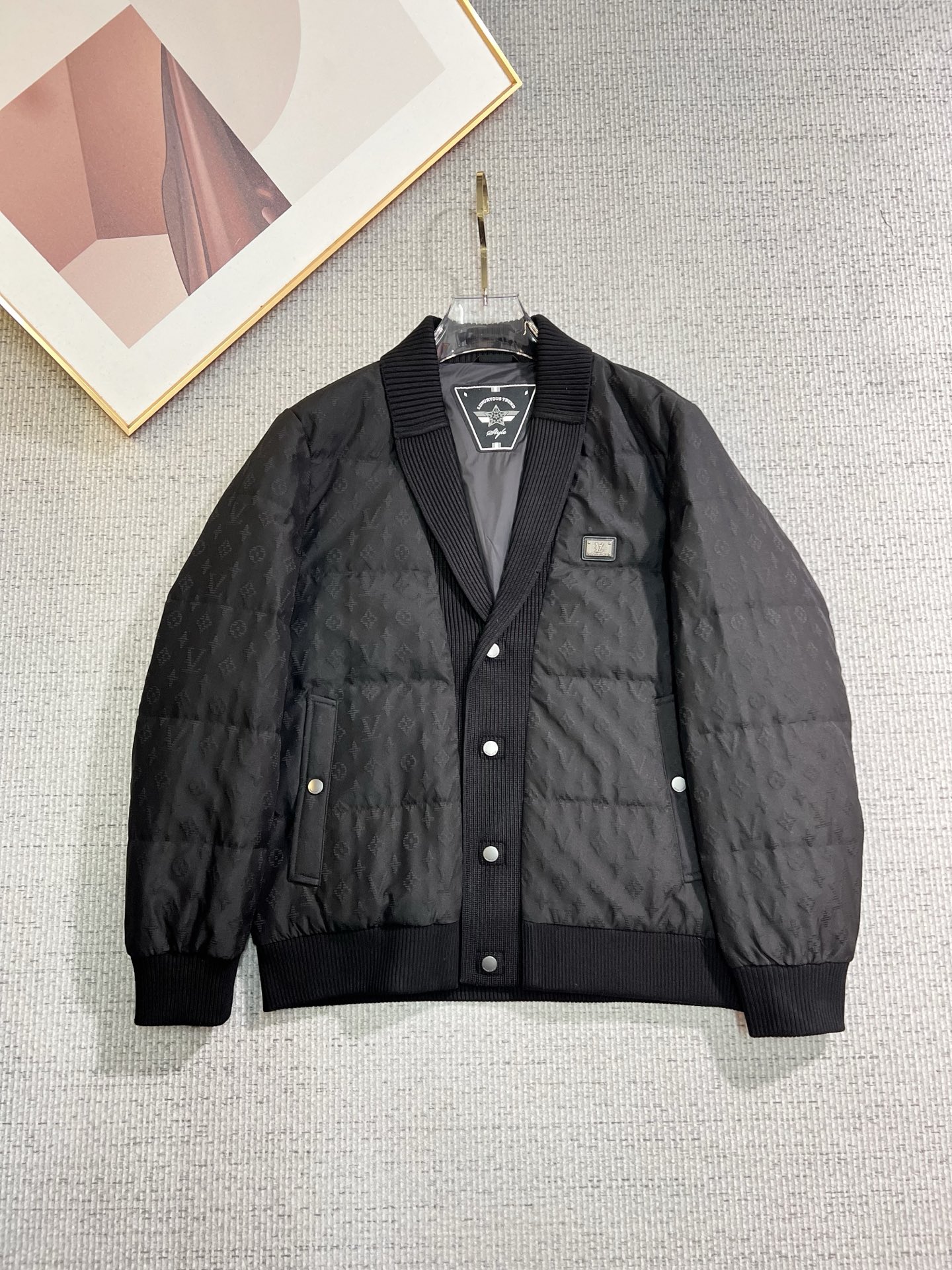 NO:655706,LV official website 2025 autumn and winter new down jacket. This is known as the most high-end down jacket, all 90 down, with a classic logo combination. It is full of visual impact at first sight. It has better thermal insulation performance, is light and not heavy, and has good loft recovery after compression, and it can gather heat and lock in temperature!  Personalized color matching design, fresh and energetic!  There are too many versions circulating in the market. In addition to the different fabrics and workmanship, the biggest difference is that the filling is not goose down at all but feather silk or velvet, etc., and it is not easy to tell the difference for those who don’t understand. In addition, the fabrics and workmanship are definitely not of the same level. In short, look for us and you will never go astray. All the exclusive full colors are purchased and developed by genuine ones. If you understand the quality of our down jackets, you can safely recommend it with your eyes closed. The same series for men and women!  Size M-3XL Please state your height and weight when ordering,,louis vuitton,down jacket,alexander wang19860909LV 官网款2025秋冬新款羽绒服.这款号称羽绒服届最高端的,全部90绒的带着经典的Logo组合搭配,第一眼看到就是满满的视觉冲击,保暖性能更出色,轻便不厚重,且压缩后的蓬松度恢复性好,聚热锁温！个性的拼色设计,清新有活力！市面流通的版本实在太多了,除了面料做工不同外,最大的区别就是填充物根本不是鹅绒而是羽丝或手感绒等等,而不懂的根本不容易区分.另外面料和做工也绝对不是一个级别,总之认准我们,让你绝对不跑偏,独家全色全部购入正版开发,懂我们家羽绒服质量的,完全可以放心闭眼推.男女同款系列！码数M-3XL下单报身高体重,,louis vuitton,down jacket,alexander wang,Men's clothing