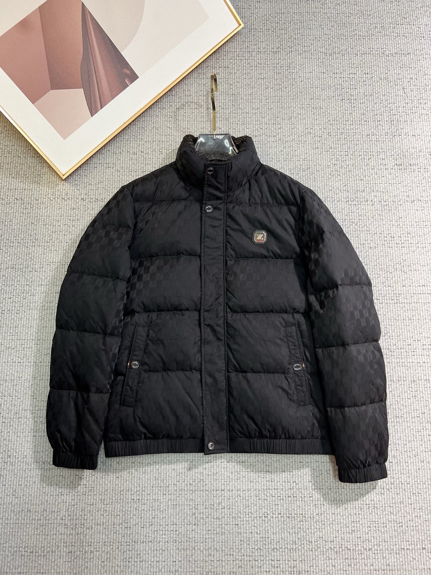 NO:655712,Ermenegildo Zegna official website 2025 new autumn and winter down jacket. This is known as the most high-end down jacket, all 90 down, with a classic logo combination. It is full of visual impact at first sight. It has better thermal insulation performance, is light and not heavy, and has good loft recovery after compression, and it can gather heat and lock in temperature!  Personalized color matching design, fresh and energetic!  There are too many versions circulating in the market. In addition to the different fabrics and workmanship, the biggest difference is that the filling is not goose down at all but feather silk or velvet, etc., and it is not easy to tell the difference for those who don’t understand. In addition, the fabrics and workmanship are definitely not of the same level. In short, look for us and you will never go astray. All the exclusive full colors are purchased and developed by genuine ones. If you understand the quality of our down jackets, you can safely recommend it with your eyes closed. The same series for men and women!  Size M-3XL Please state your height and weight when ordering,,zegna,down jacket,alexander wang19860909杰尼亚 官网款2025秋冬新款羽绒服.这款号称羽绒服届最高端的,全部90绒的带着经典的Logo组合搭配,第一眼看到就是满满的视觉冲击,保暖性能更出色,轻便不厚重,且压缩后的蓬松度恢复性好,聚热锁温！个性的拼色设计,清新有活力！市面流通的版本实在太多了,除了面料做工不同外,最大的区别就是填充物根本不是鹅绒而是羽丝或手感绒等等,而不懂的根本不容易区分.另外面料和做工也绝对不是一个级别,总之认准我们,让你绝对不跑偏,独家全色全部购入正版开发,懂我们家羽绒服质量的,完全可以放心闭眼推.男女同款系列！码数M-3XL下单报身高体重,,zegna,down jacket,alexander wang,Men's clothing