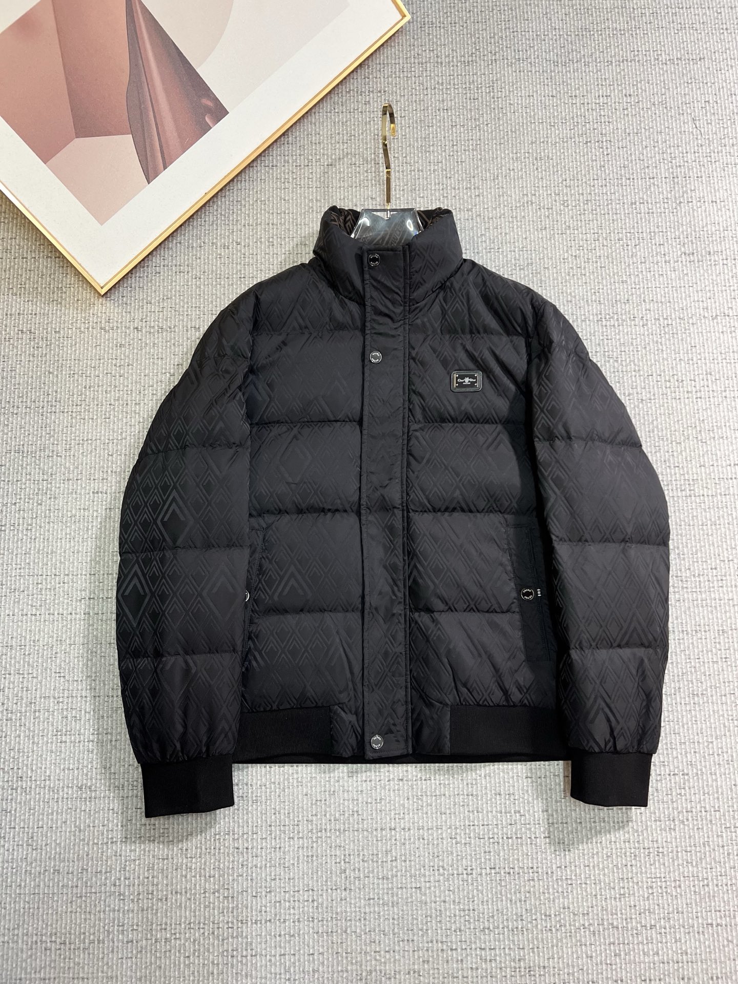 NO:655671,Dior official website 2025 autumn and winter new down jacket. This is known as the most high-end down jacket, all 90 down, with a classic logo combination. It is full of visual impact at first sight. It has better thermal insulation performance, is light and not heavy, and has good loft recovery after compression, and it can gather heat and lock in temperature!  Personalized color matching design, fresh and energetic!  There are too many versions circulating in the market. In addition to the different fabrics and workmanship, the biggest difference is that the filling is not goose down at all but feather silk or velvet, etc., and it is not easy to tell the difference for those who don’t understand. In addition, the fabrics and workmanship are definitely not of the same level. In short, look for us and you will never go astray. All the exclusive full colors are purchased and developed by genuine ones. If you understand the quality of our down jackets, you can safely recommend it with your eyes closed. The same series for men and women!  Size M-3XL Please state your height and weight when ordering, dior, dior, down jacket, alexander wang19860909Dior 迪奥 官网款2025秋冬新款羽绒服.这款号称羽绒服届最高端的,全部90绒的带着经典的Logo组合搭配,第一眼看到就是满满的视觉冲击,保暖性能更出色,轻便不厚重,且压缩后的蓬松度恢复性好,聚热锁温！个性的拼色设计,清新有活力！市面流通的版本实在太多了,除了面料做工不同外,最大的区别就是填充物根本不是鹅绒而是羽丝或手感绒等等,而不懂的根本不容易区分.另外面料和做工也绝对不是一个级别,总之认准我们,让你绝对不跑偏,独家全色全部购入正版开发,懂我们家羽绒服质量的,完全可以放心闭眼推.男女同款系列！码数M-3XL下单报身高体重,,dior,dior,down jacket,alexander wang,Men's clothing