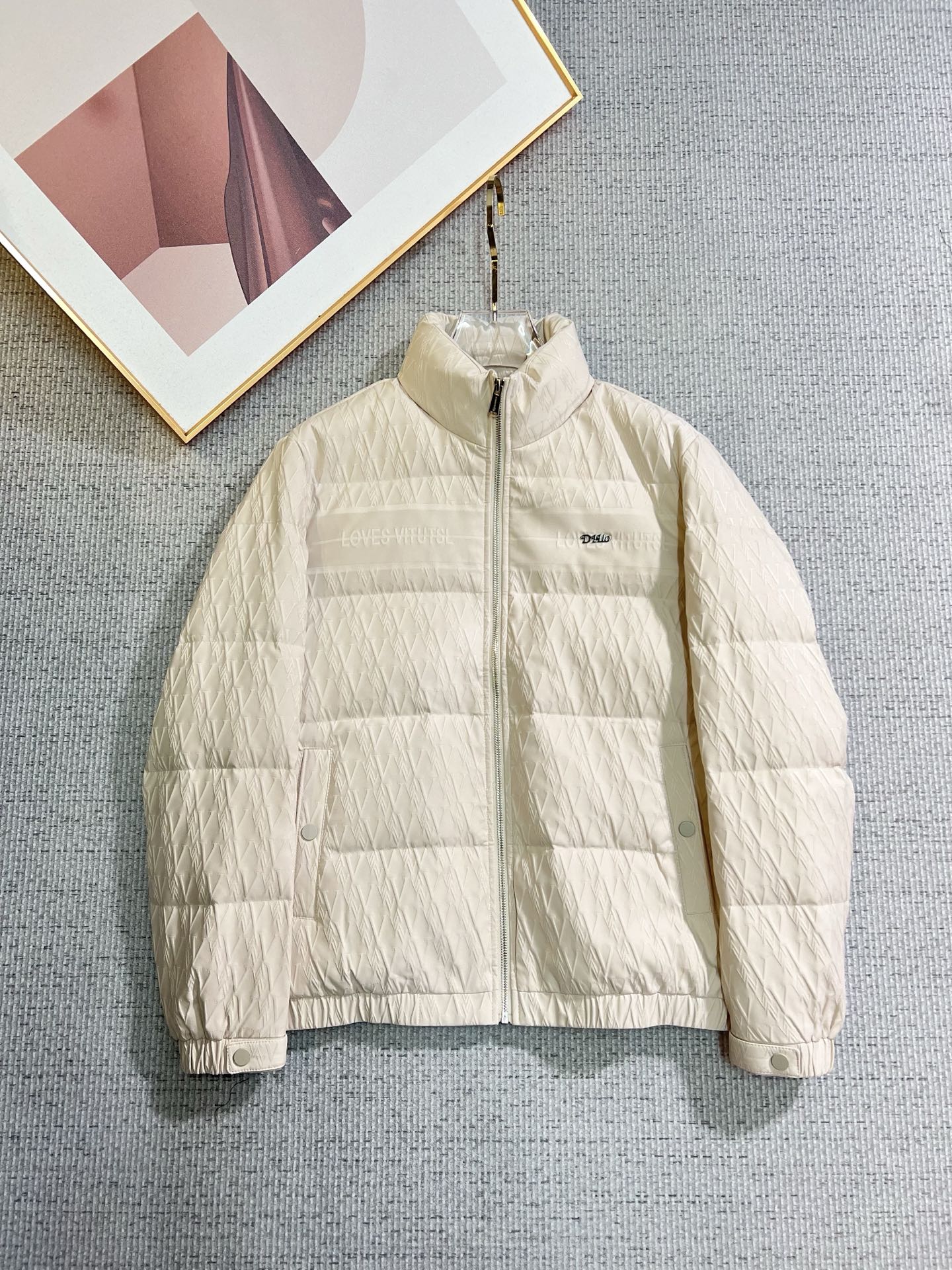 NO:655666,LV official website 2025 autumn and winter new down jacket. This is known as the most high-end down jacket, all 90 down, with a classic logo combination. It is full of visual impact at first sight. It has better thermal insulation performance, is light and not heavy, and has good loft recovery after compression, and it can gather heat and lock in temperature!  Personalized color matching design, fresh and energetic!  There are too many versions circulating in the market. In addition to the different fabrics and workmanship, the biggest difference is that the filling is not goose down at all but feather silk or velvet, etc., and it is not easy to tell the difference for those who don’t understand. In addition, the fabrics and workmanship are definitely not of the same level. In short, look for us and you will never go astray. All the exclusive full colors are purchased and developed by genuine ones. If you understand the quality of our down jackets, you can safely recommend it with your eyes closed. The same series for men and women!  Size M-3XL Please state your height and weight when ordering,,louis vuitton,down jacket,alexander wang19860909LV 官网款2025秋冬新款羽绒服.这款号称羽绒服届最高端的,全部90绒的带着经典的Logo组合搭配,第一眼看到就是满满的视觉冲击,保暖性能更出色,轻便不厚重,且压缩后的蓬松度恢复性好,聚热锁温！个性的拼色设计,清新有活力！市面流通的版本实在太多了,除了面料做工不同外,最大的区别就是填充物根本不是鹅绒而是羽丝或手感绒等等,而不懂的根本不容易区分.另外面料和做工也绝对不是一个级别,总之认准我们,让你绝对不跑偏,独家全色全部购入正版开发,懂我们家羽绒服质量的,完全可以放心闭眼推.男女同款系列！码数M-3XL下单报身高体重,,louis vuitton,down jacket,alexander wang,Men's clothing