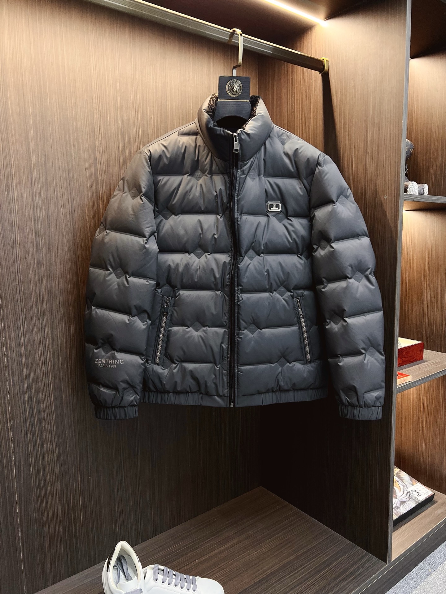 NO:625816,Ermenegildo Zegna official website 2025 new autumn and winter down jacket. This is known as the most high-end down jacket, all 90 down, with a classic logo combination. It is full of visual impact at first sight. It has better thermal insulation performance, is light and not heavy, and has good loft recovery after compression, and it can gather heat and lock in temperature!  Personalized color matching design, fresh and energetic!  There are too many versions circulating in the market. In addition to the different fabrics and workmanship, the biggest difference is that the filling is not goose down at all but feather silk or velvet, etc., and it is not easy to tell the difference for those who don’t understand. In addition, the fabrics and workmanship are definitely not of the same level. In short, look for us and you will never go astray. All the exclusive full colors are purchased and developed by genuine ones. If you understand the quality of our down jackets, you can safely recommend it with your eyes closed. The same series for men and women!  Size M-3XL Please state your height and weight when ordering,,zegna,down jacket,alexander wang19860909杰尼亚 官网款2025秋冬新款羽绒服.这款号称羽绒服届最高端的,全部90绒的带着经典的Logo组合搭配,第一眼看到就是满满的视觉冲击,保暖性能更出色,轻便不厚重,且压缩后的蓬松度恢复性好,聚热锁温！个性的拼色设计,清新有活力！市面流通的版本实在太多了,除了面料做工不同外,最大的区别就是填充物根本不是鹅绒而是羽丝或手感绒等等,而不懂的根本不容易区分.另外面料和做工也绝对不是一个级别,总之认准我们,让你绝对不跑偏,独家全色全部购入正版开发,懂我们家羽绒服质量的,完全可以放心闭眼推.男女同款系列！码数M-3XL下单报身高体重,,zegna,down jacket,alexander wang,Men's clothing